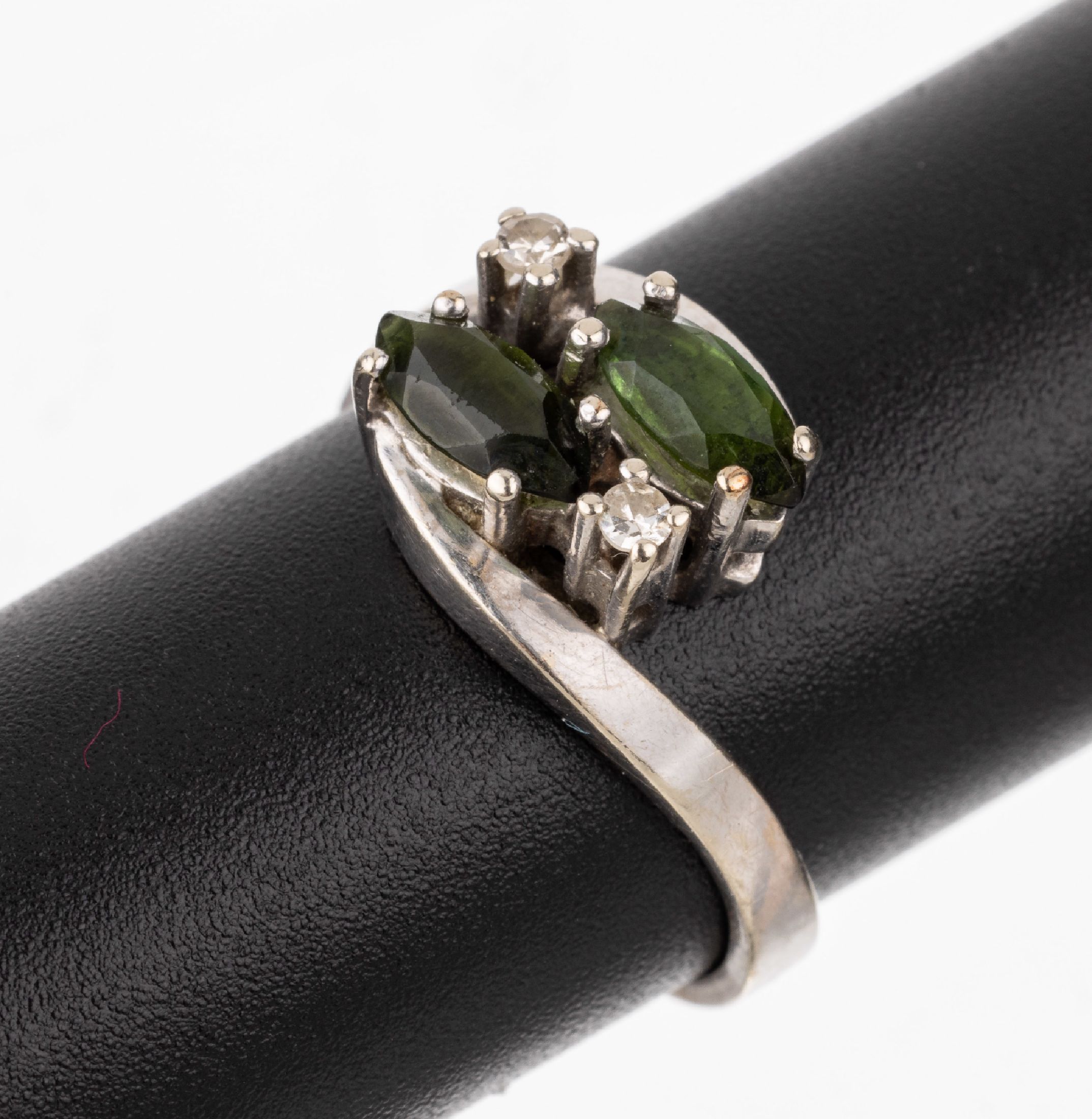 14 kt Gold Peridot-Diamant-Ring, WG 585/000, 2 Peridot-Navettes zus. ca. 0.40 ct, 2 8/8-Diamanten zus. ca. 0.02 ct Weiß/si, ca. 3.5 g, RW 51