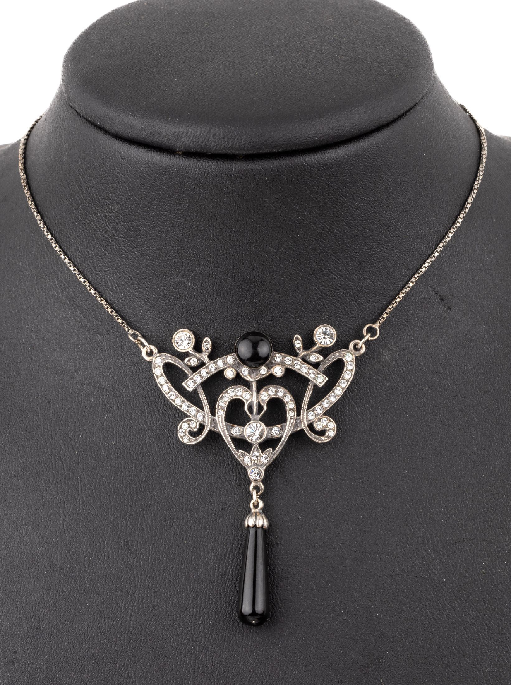 Onyx-Strass-Collier, 925er Silber, im Stil des Jugendstils, Mittelteil geschwungen, mit farblosen Strasssteinen, 1 bewegl. abgehängte Onyx-Pampel, ...