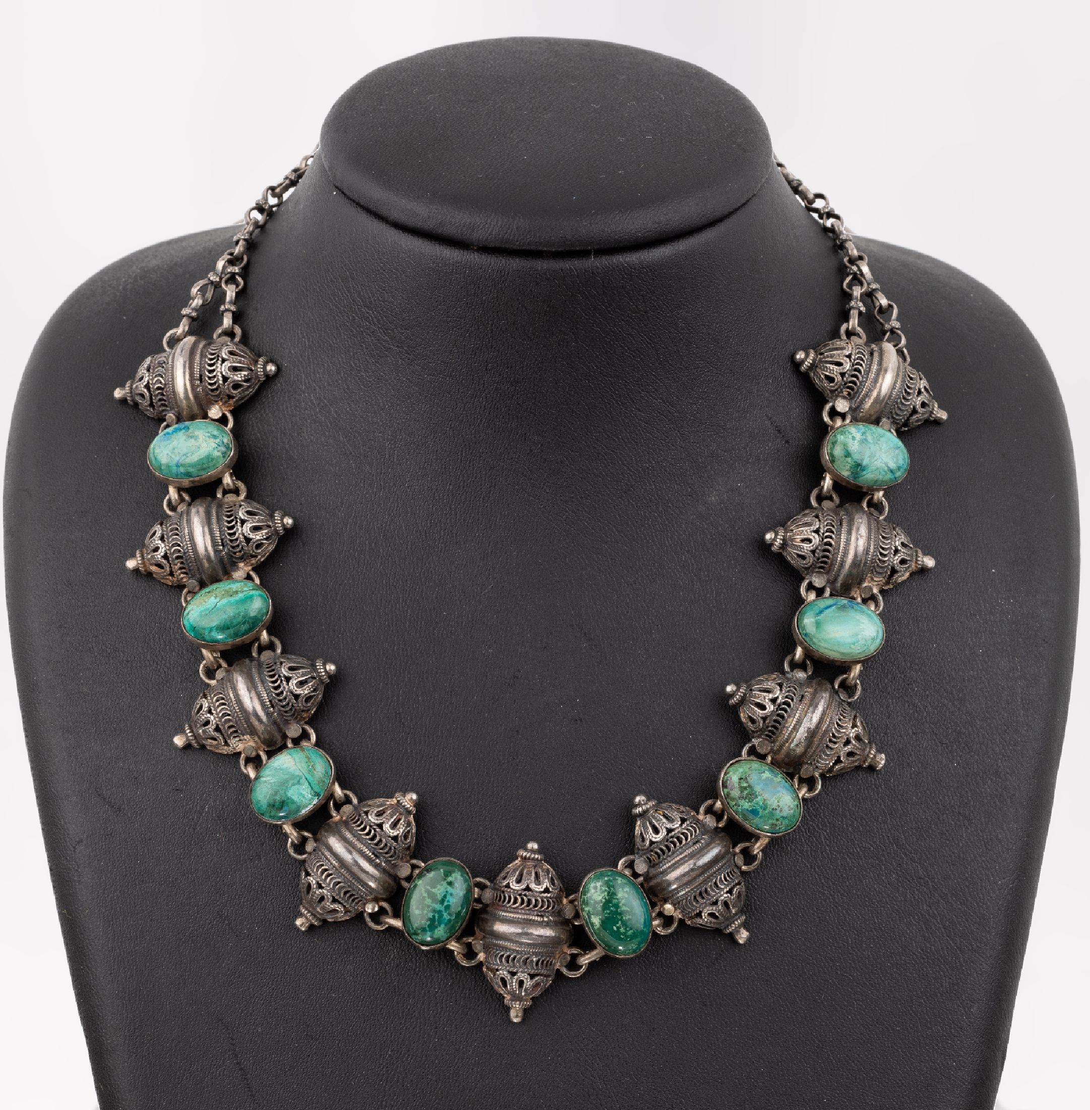 Farbstein-Collier, Jemen um 1900, Silber, ovale Azurit-Cabochons, L. ca. 42 cm, Knebelschließe