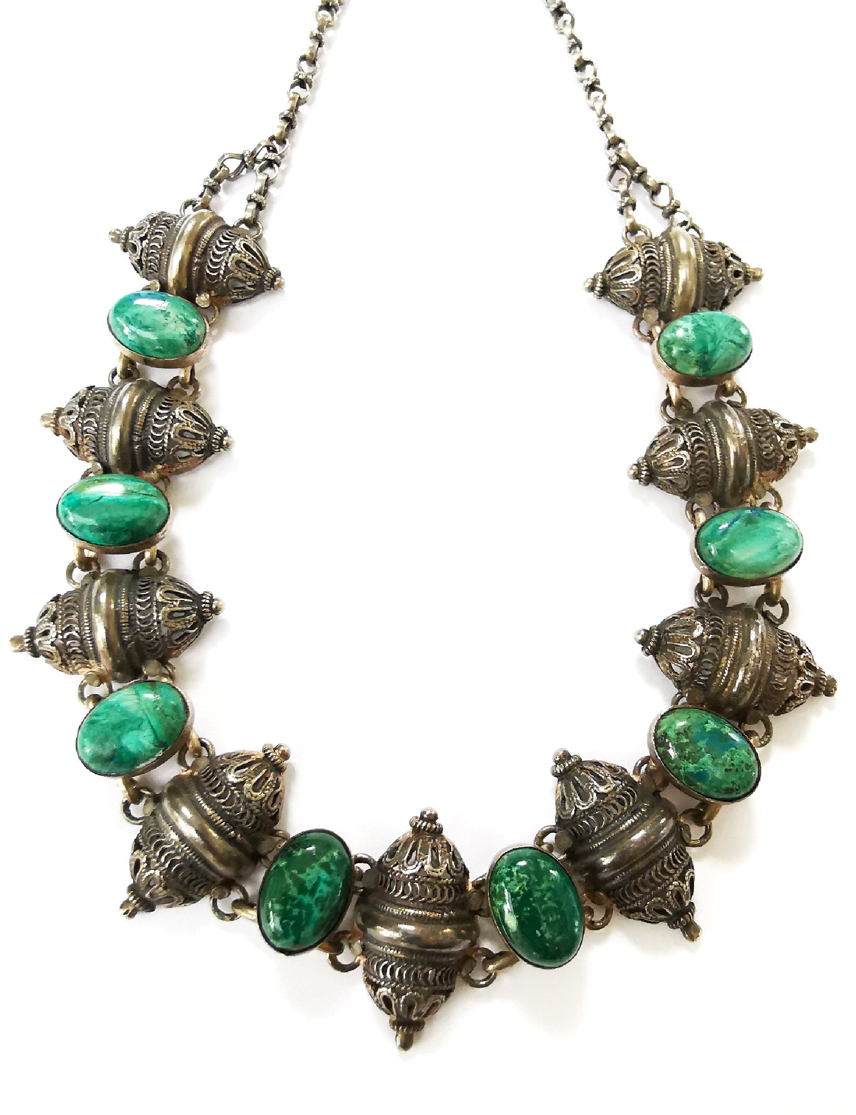 Detail a: Farbstein-Collier, Jemen um 1900, Silber, ovale Azurit-Cabochons, L. ca. 42 cm, Knebelschließe