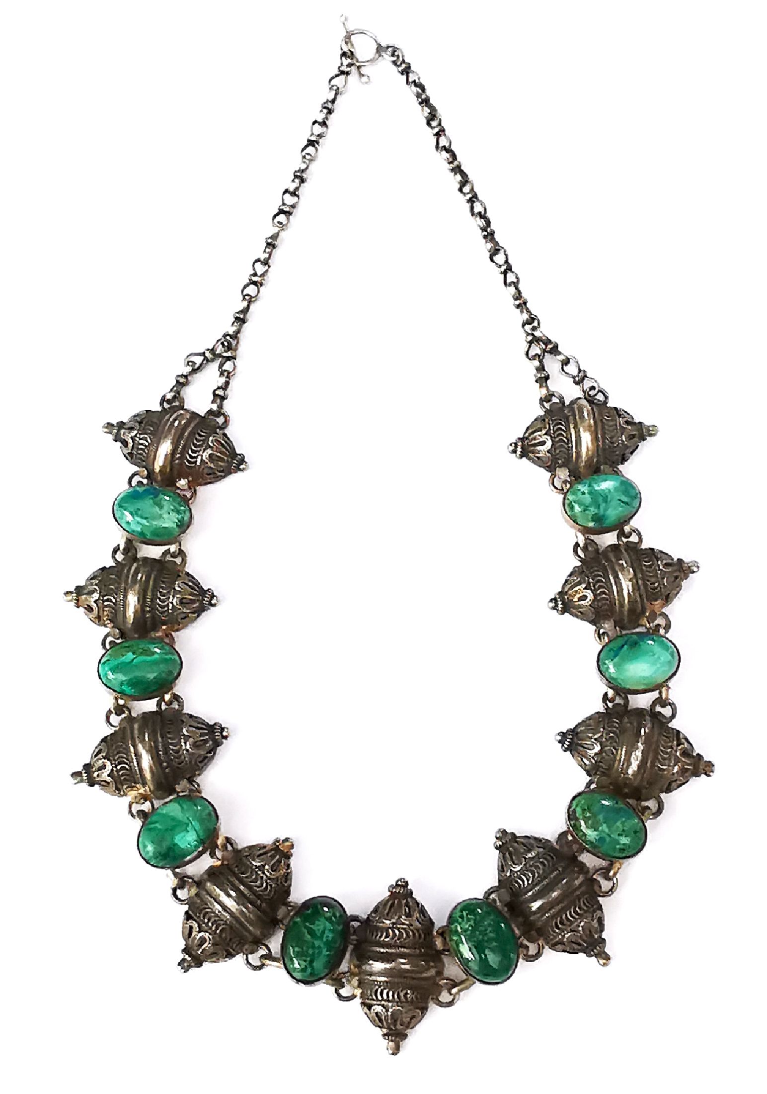 Detail b: Farbstein-Collier, Jemen um 1900, Silber, ovale Azurit-Cabochons, L. ca. 42 cm, Knebelschließe