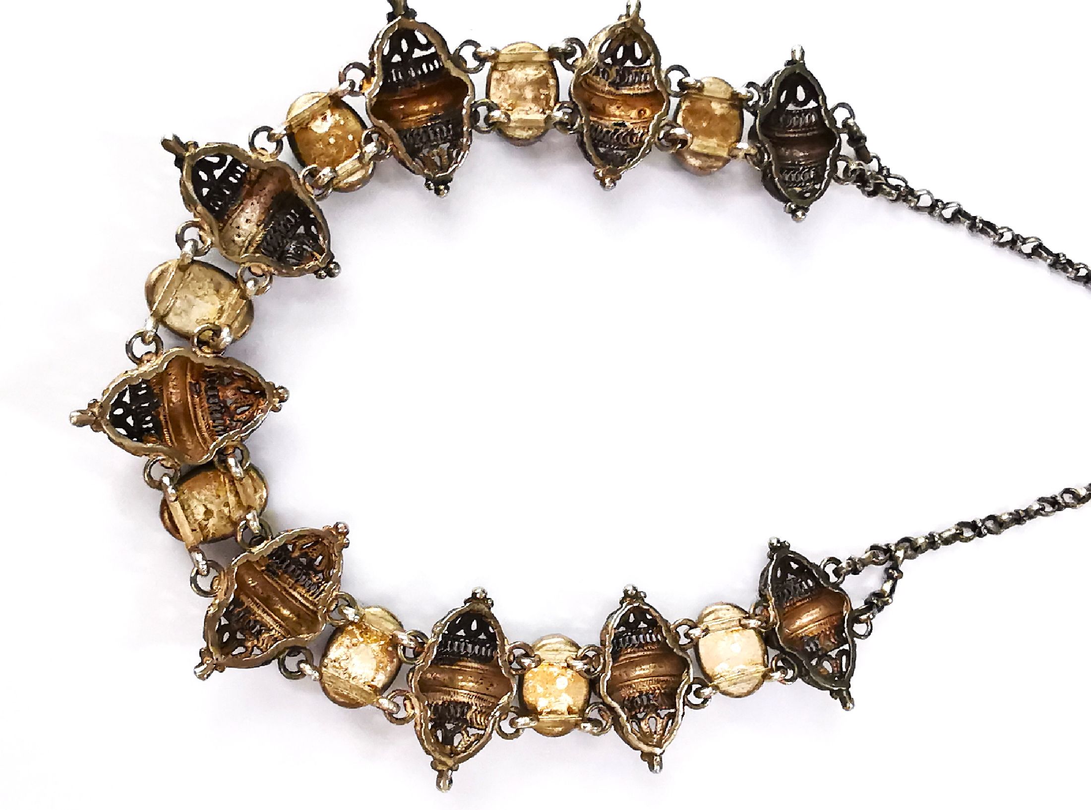Detail c: Farbstein-Collier, Jemen um 1900, Silber, ovale Azurit-Cabochons, L. ca. 42 cm, Knebelschließe