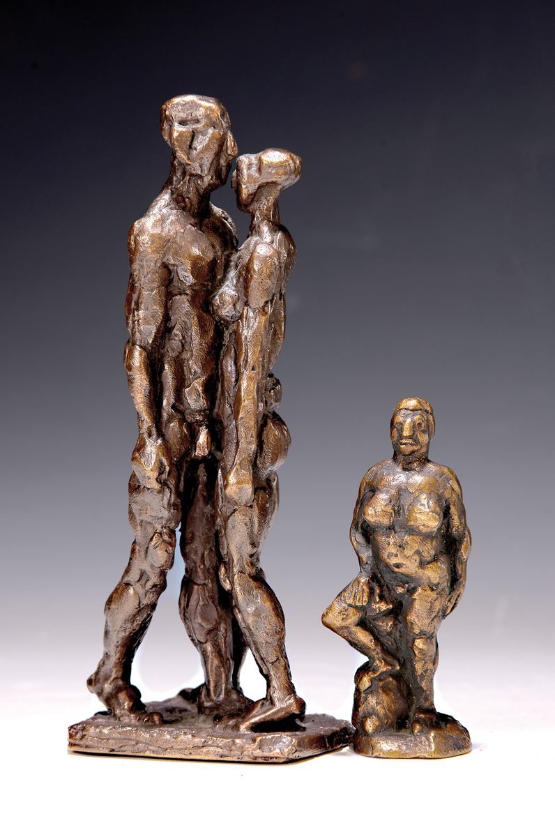 2 zeitgenössische Bronzeskulpturen, monogr. K und datiert (19)85, stehendes Paar, Ed. 48/49, H. 18cm, stehender weiblicher Akt, H. 9,5 cm, Ed. 2/60, ...