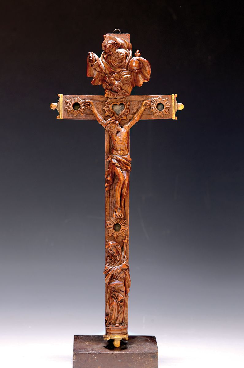 Reliquienkreuz, alpenländisch, Anfang 19.Jh. , Obstholz, Kruzifix mit Corpus Christi, Gottvater und Heilig-Geist-Taube sowie Muttergottes, ...