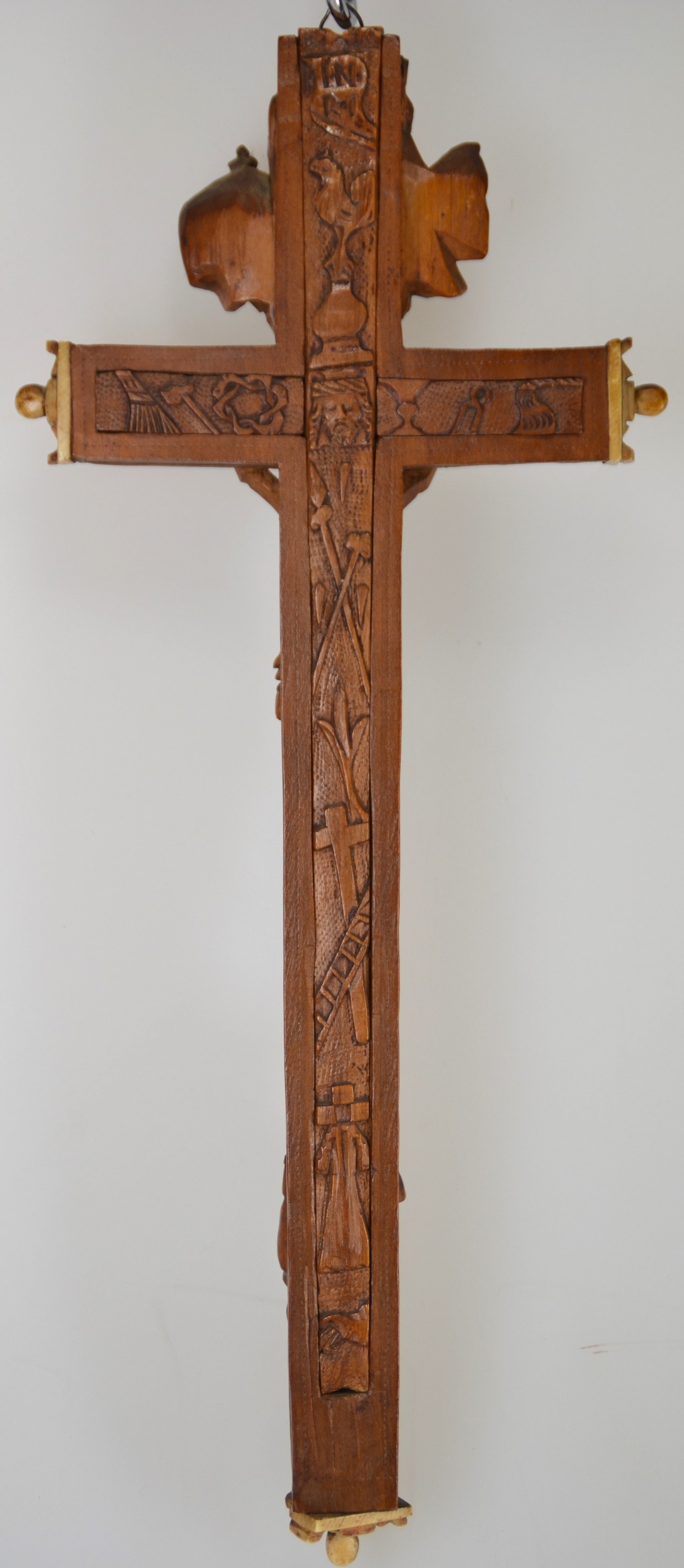 Detail a: Reliquienkreuz, alpenländisch, Anfang 19.Jh. , Obstholz, Kruzifix mit Corpus Christi, Gottvater und Heilig-Geist-Taube sowie Muttergottes, ...