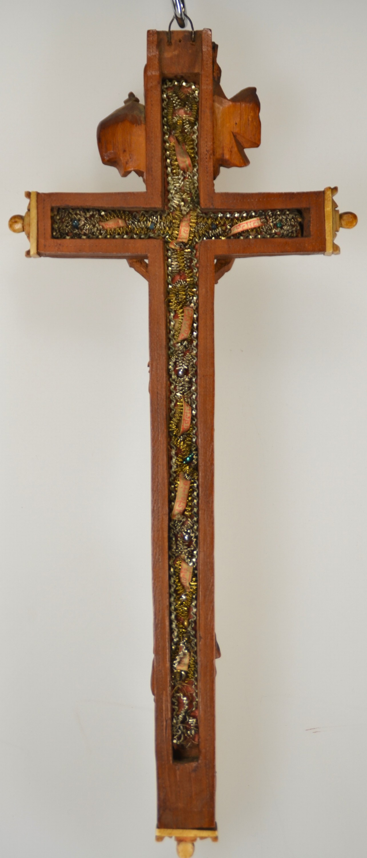 Detail b: Reliquienkreuz, alpenländisch, Anfang 19.Jh. , Obstholz, Kruzifix mit Corpus Christi, Gottvater und Heilig-Geist-Taube sowie Muttergottes, ...