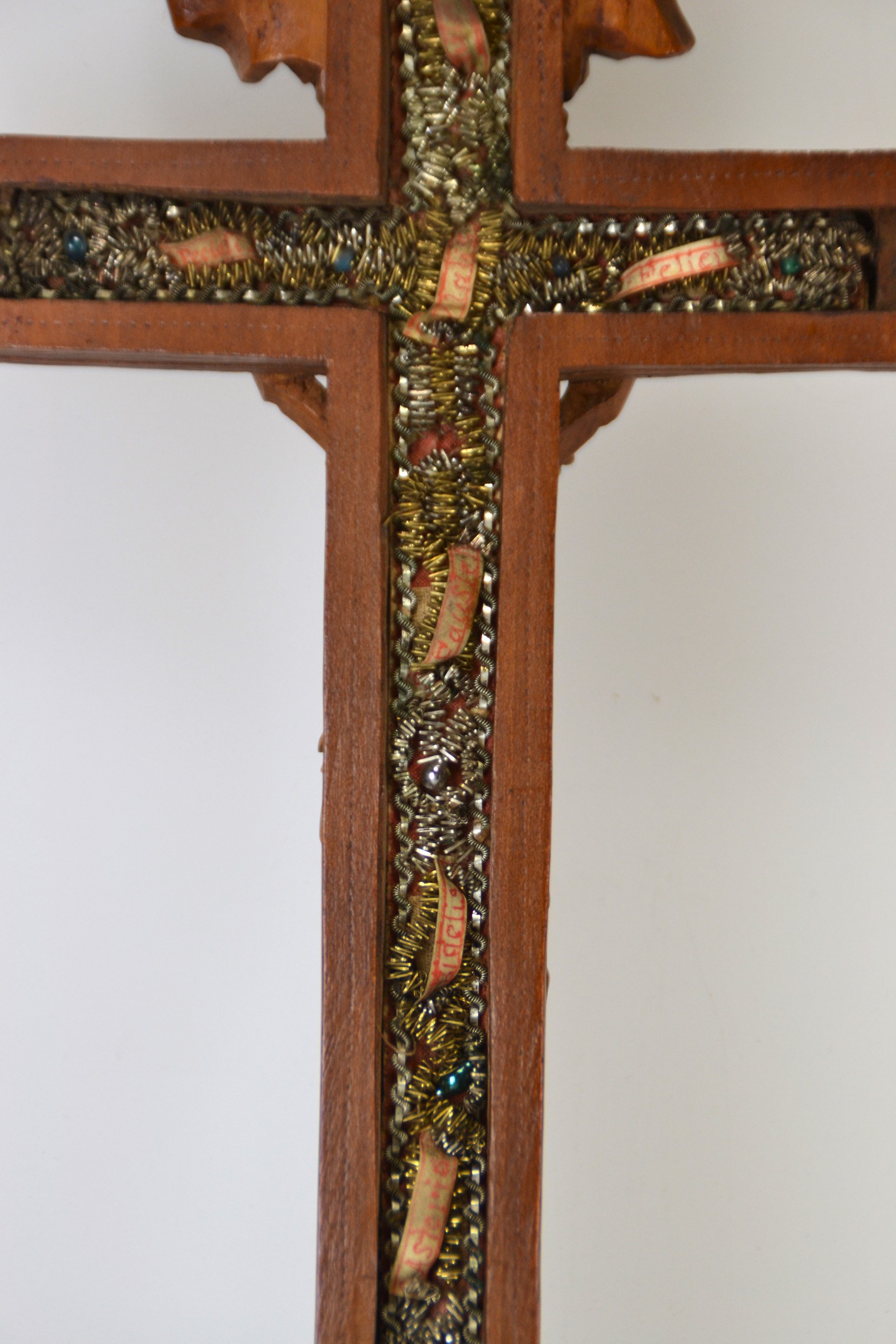 Detail c: Reliquienkreuz, alpenländisch, Anfang 19.Jh. , Obstholz, Kruzifix mit Corpus Christi, Gottvater und Heilig-Geist-Taube sowie Muttergottes, ...
