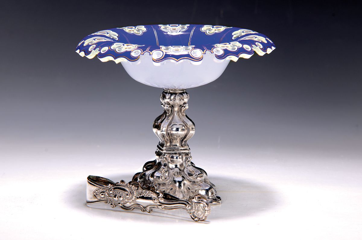 Zuckerschale und Zuckerzange, Böhmen, um 1850, Fuß Silber gefüllt, Zange Silber geprüft, reich reliefiert, Schale Kristallglas weiß-opak und ...