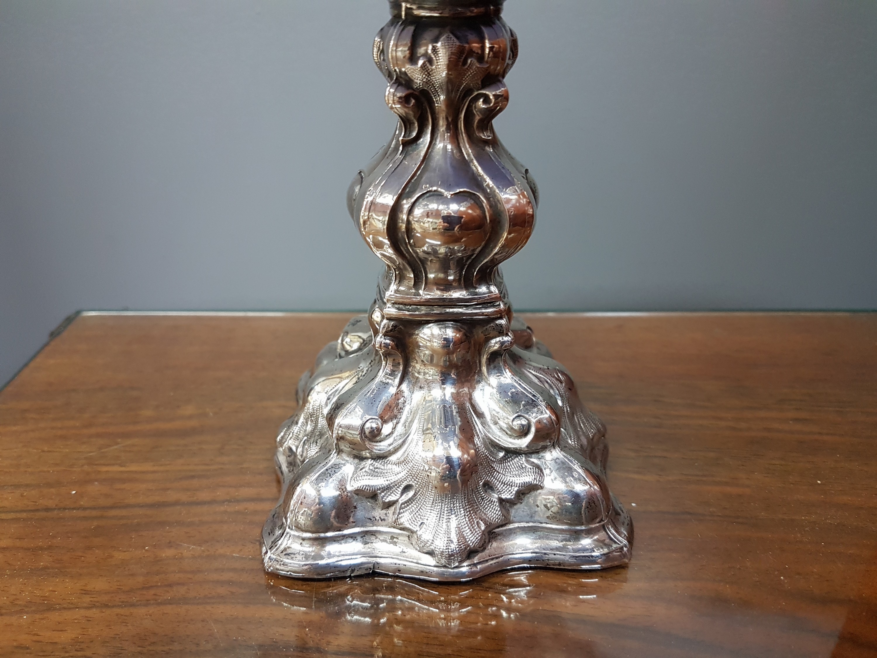 Detail d: Zuckerschale und Zuckerzange, Böhmen, um 1850, Fuß Silber gefüllt, Zange Silber geprüft, reich reliefiert, Schale Kristallglas weiß-opak und ...