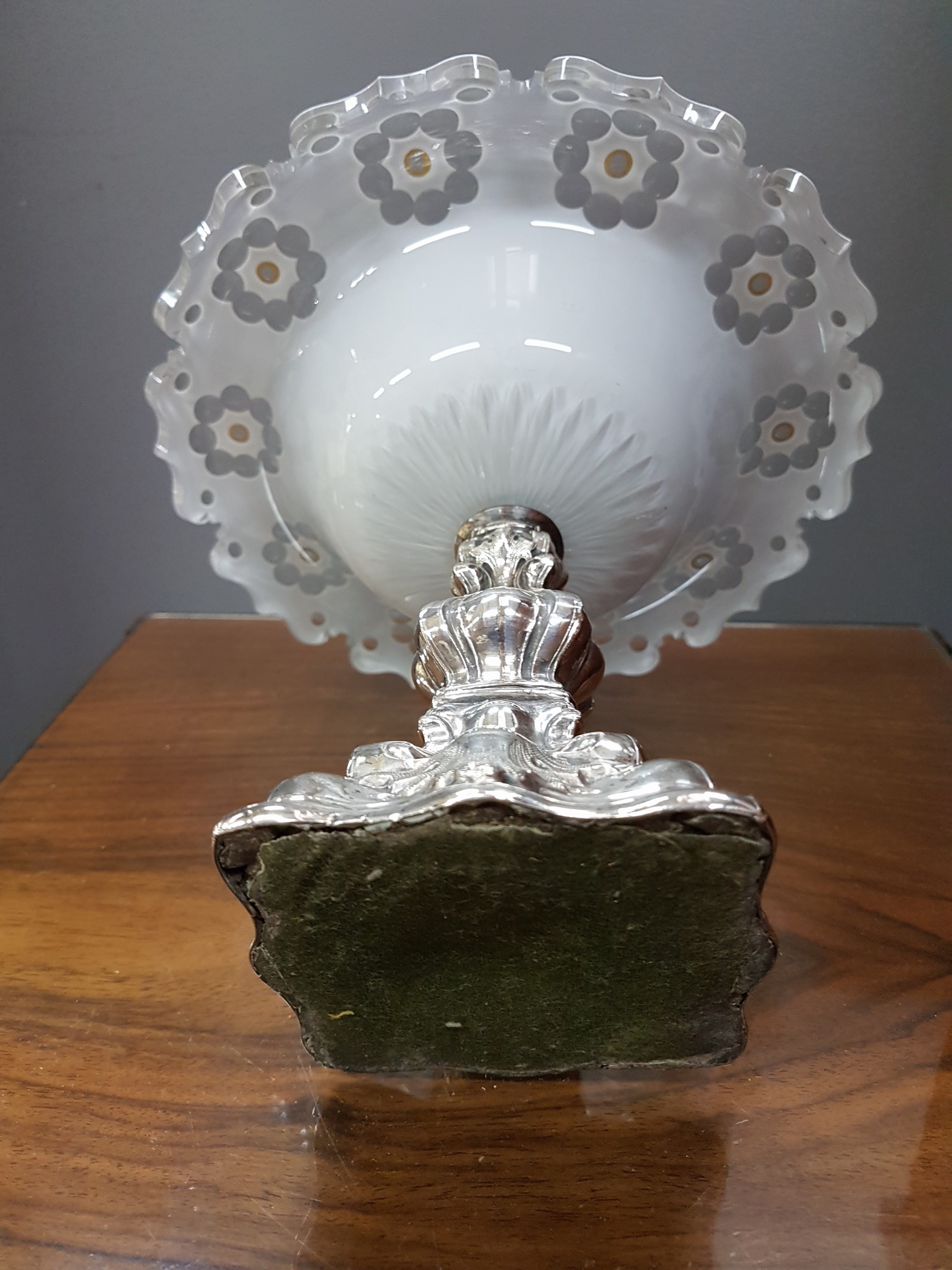 Detail e: Zuckerschale und Zuckerzange, Böhmen, um 1850, Fuß Silber gefüllt, Zange Silber geprüft, reich reliefiert, Schale Kristallglas weiß-opak und ...