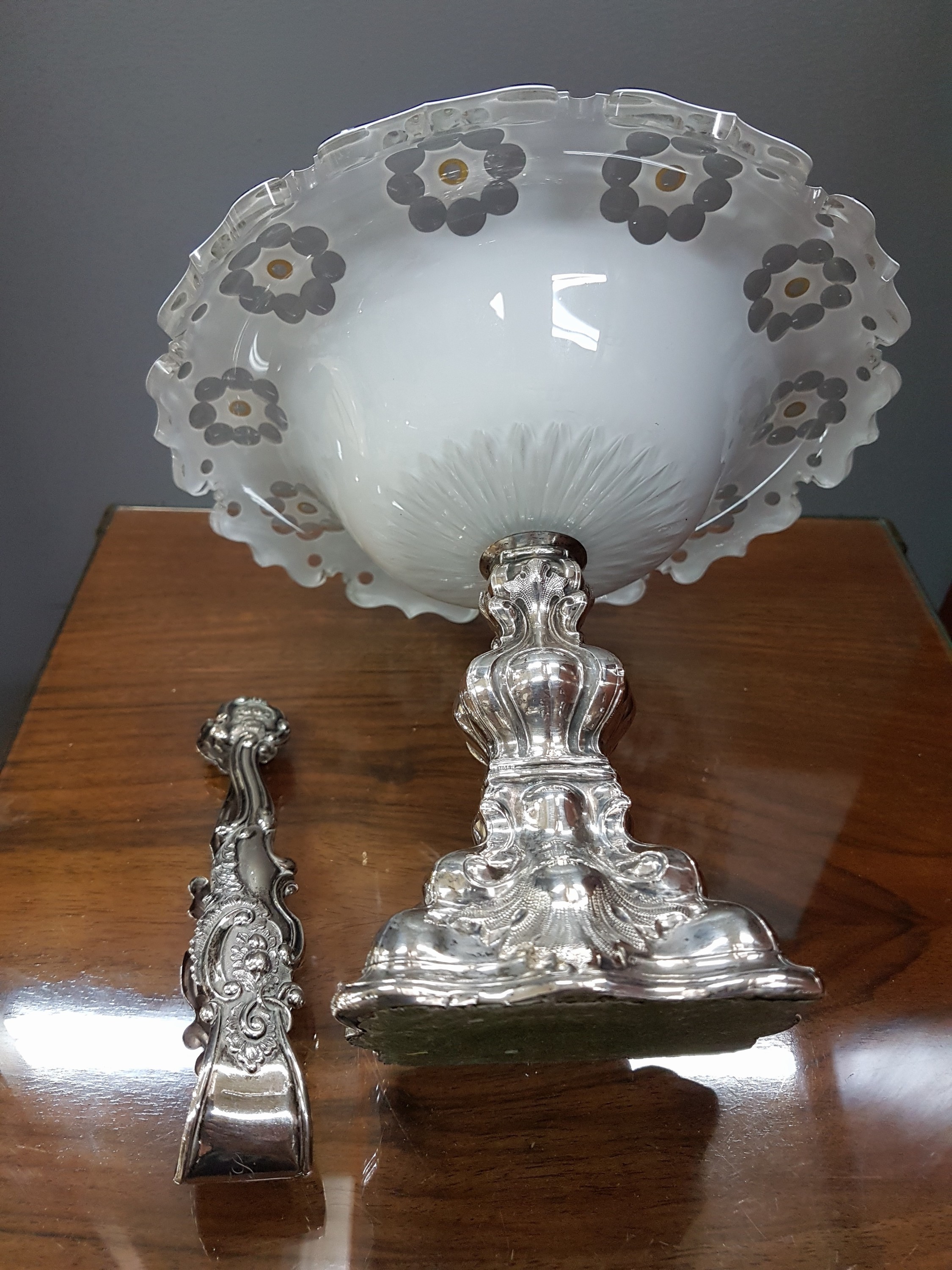 Detail f: Zuckerschale und Zuckerzange, Böhmen, um 1850, Fuß Silber gefüllt, Zange Silber geprüft, reich reliefiert, Schale Kristallglas weiß-opak und ...