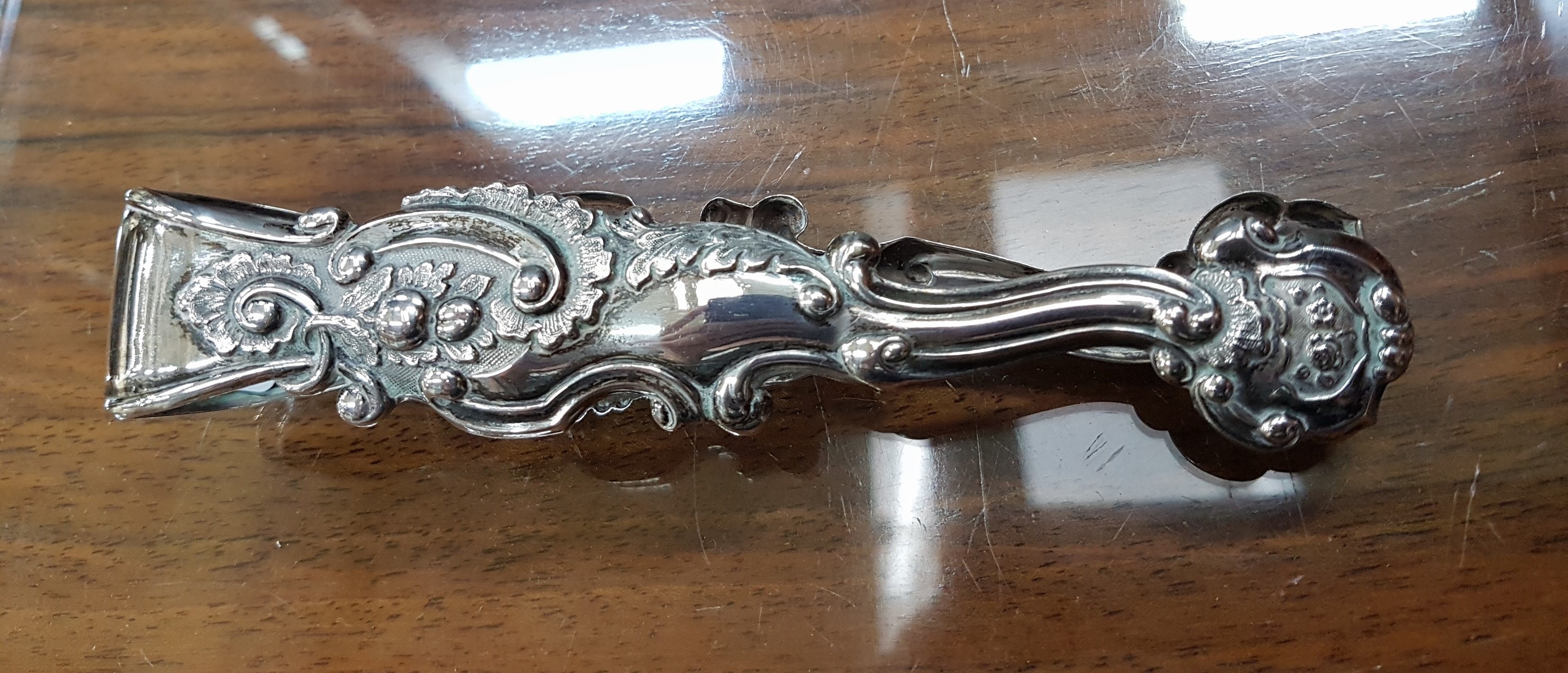 Detail g: Zuckerschale und Zuckerzange, Böhmen, um 1850, Fuß Silber gefüllt, Zange Silber geprüft, reich reliefiert, Schale Kristallglas weiß-opak und ...