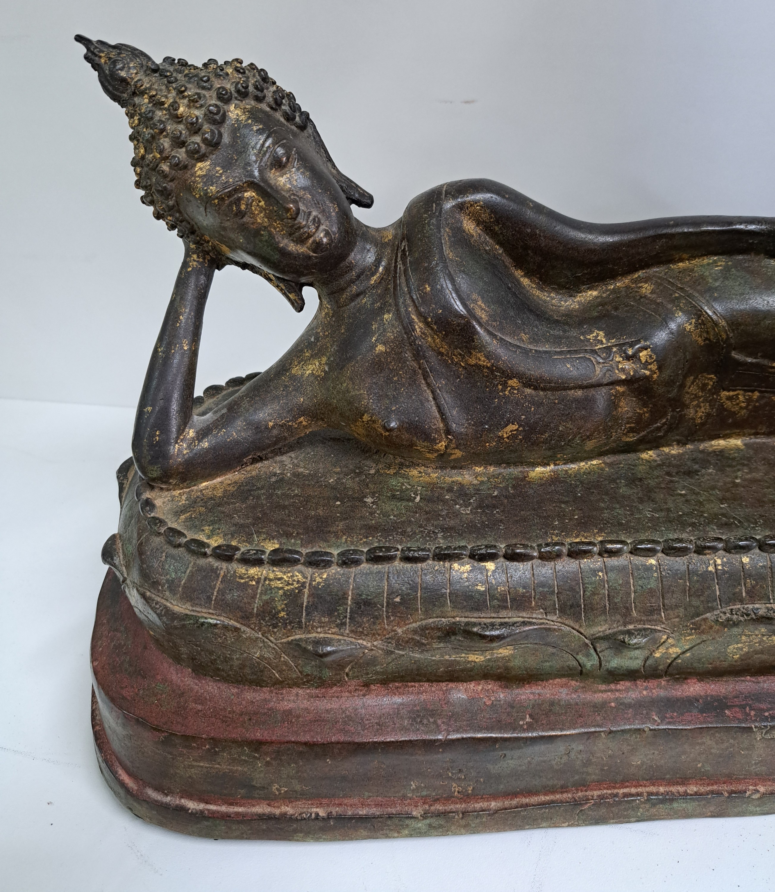 Detail a: Liegender Buddha, Burma/Thailand, 19. Jh., Bronze, feiner Guß, Reste von Vergoldung, ca. 24.5 x 52 x 18 cm