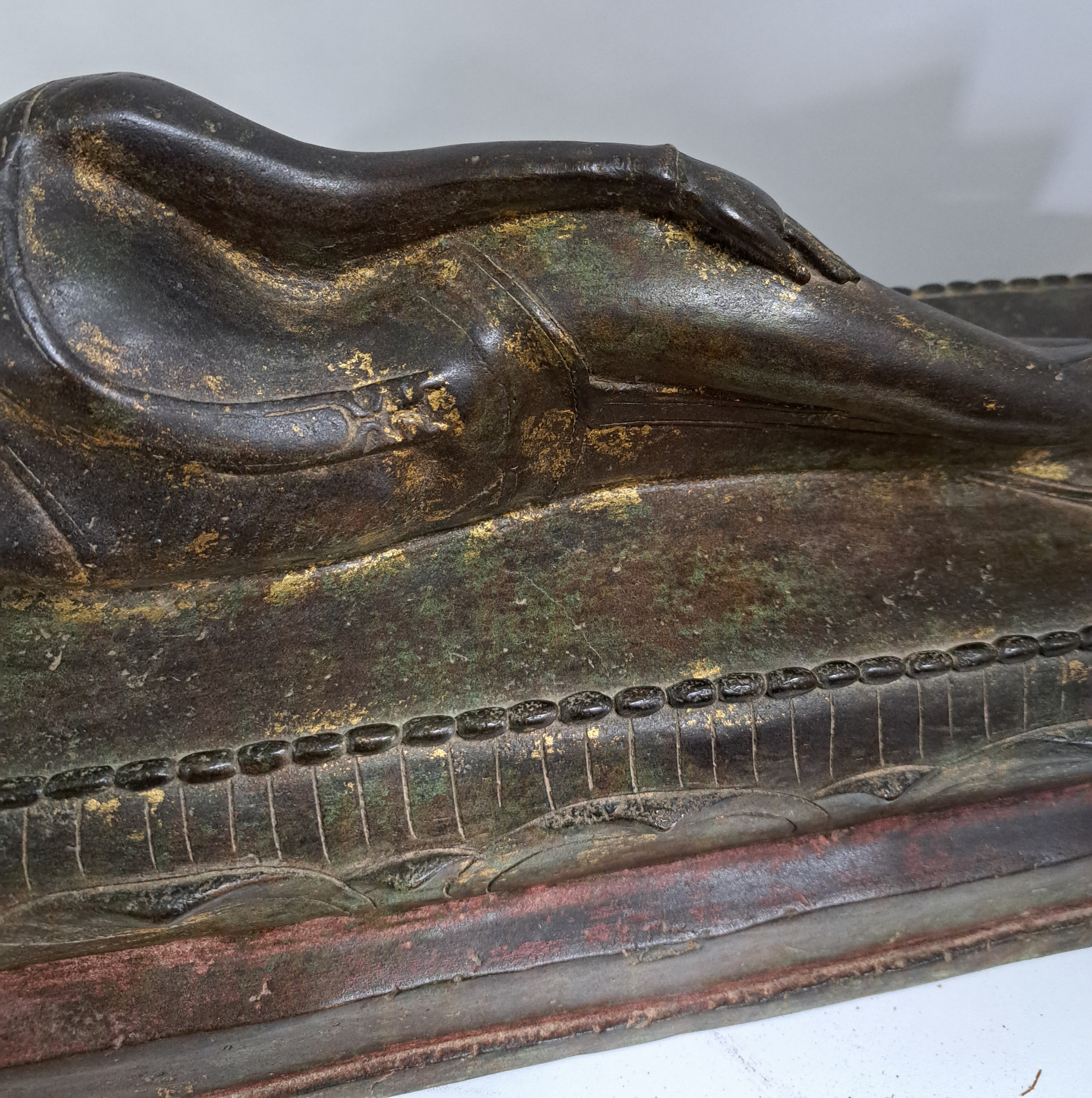 Detail b: Liegender Buddha, Burma/Thailand, 19. Jh., Bronze, feiner Guß, Reste von Vergoldung, ca. 24.5 x 52 x 18 cm
