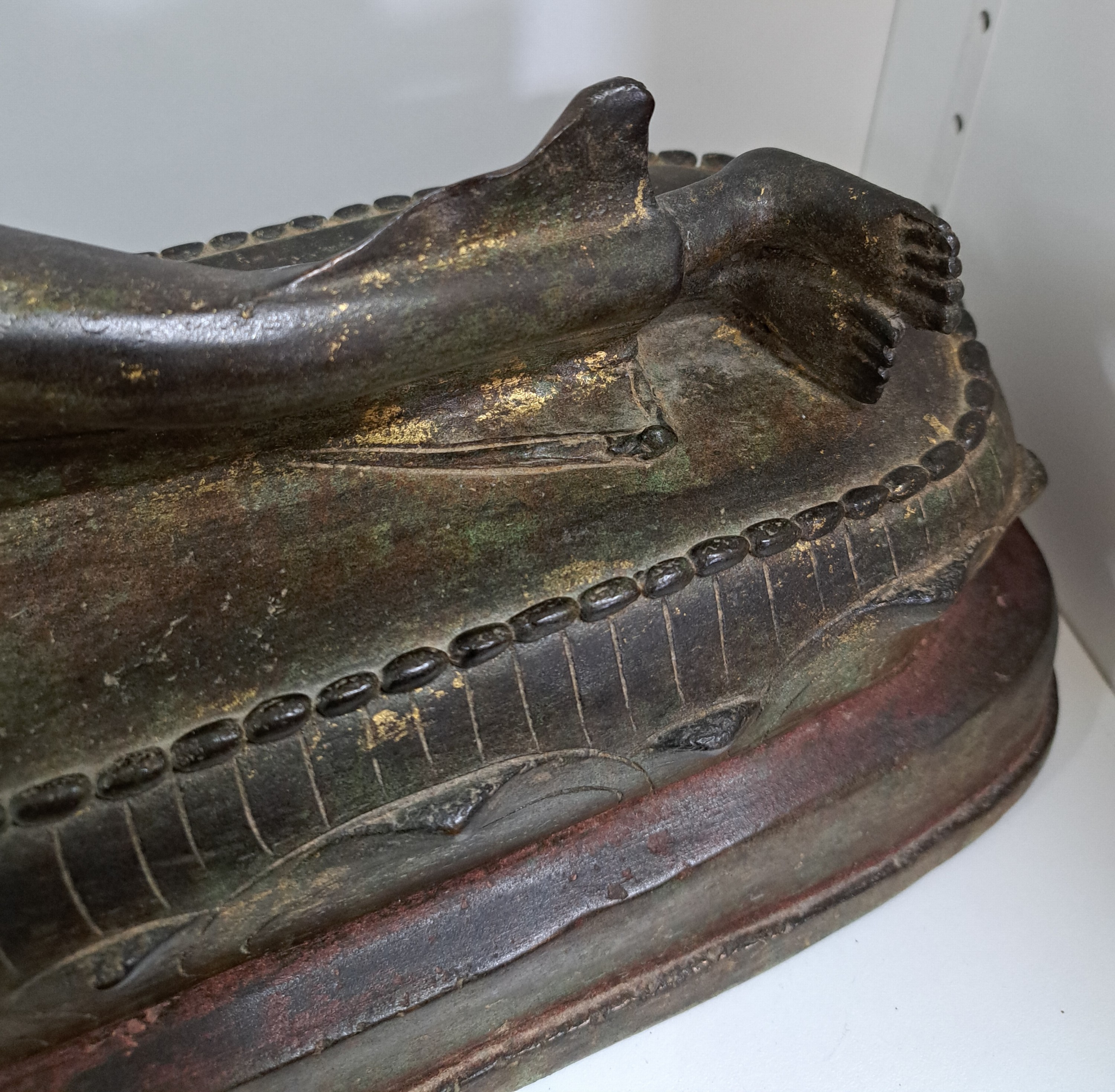 Detail c: Liegender Buddha, Burma/Thailand, 19. Jh., Bronze, feiner Guß, Reste von Vergoldung, ca. 24.5 x 52 x 18 cm