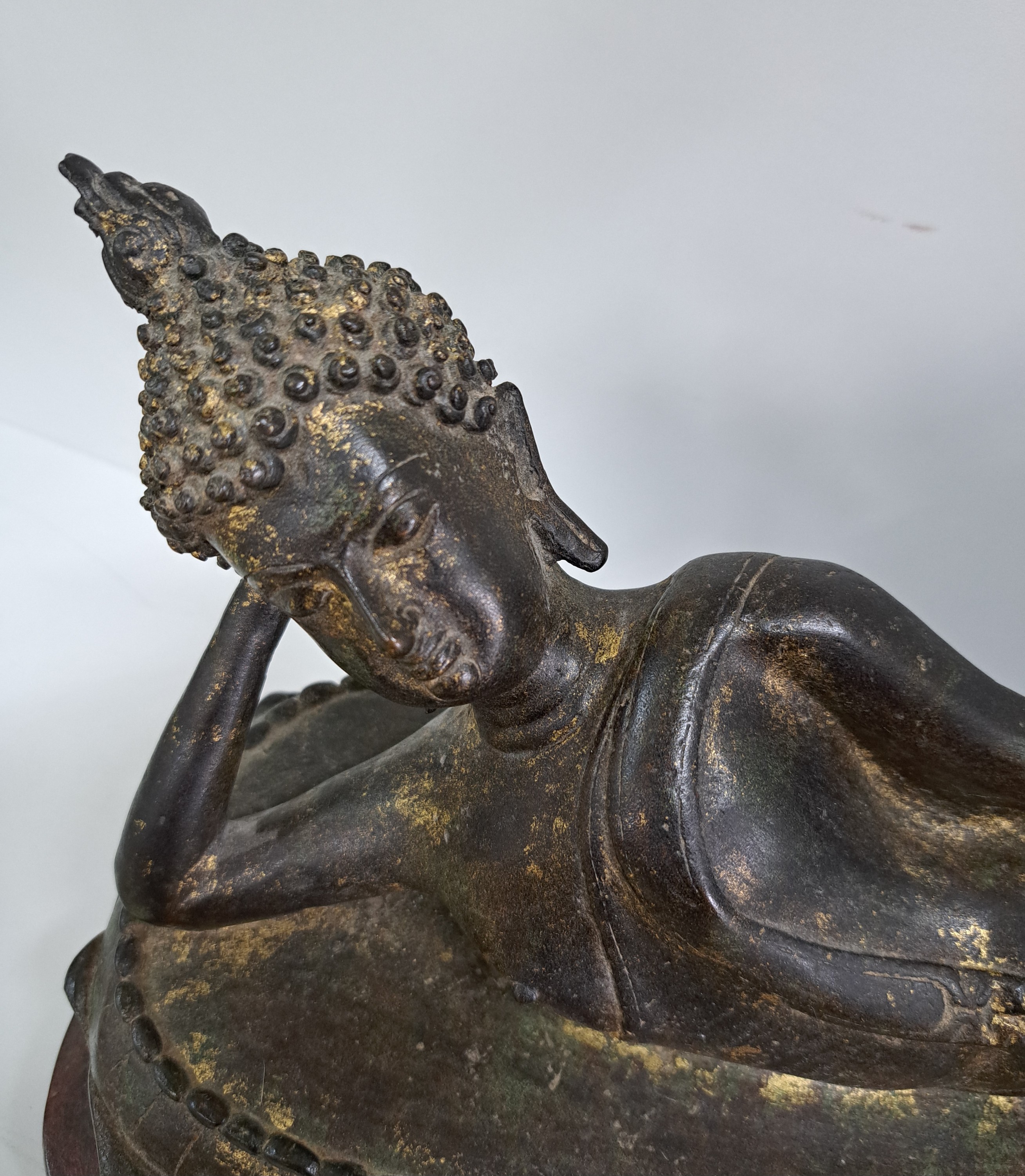 Detail d: Liegender Buddha, Burma/Thailand, 19. Jh., Bronze, feiner Guß, Reste von Vergoldung, ca. 24.5 x 52 x 18 cm