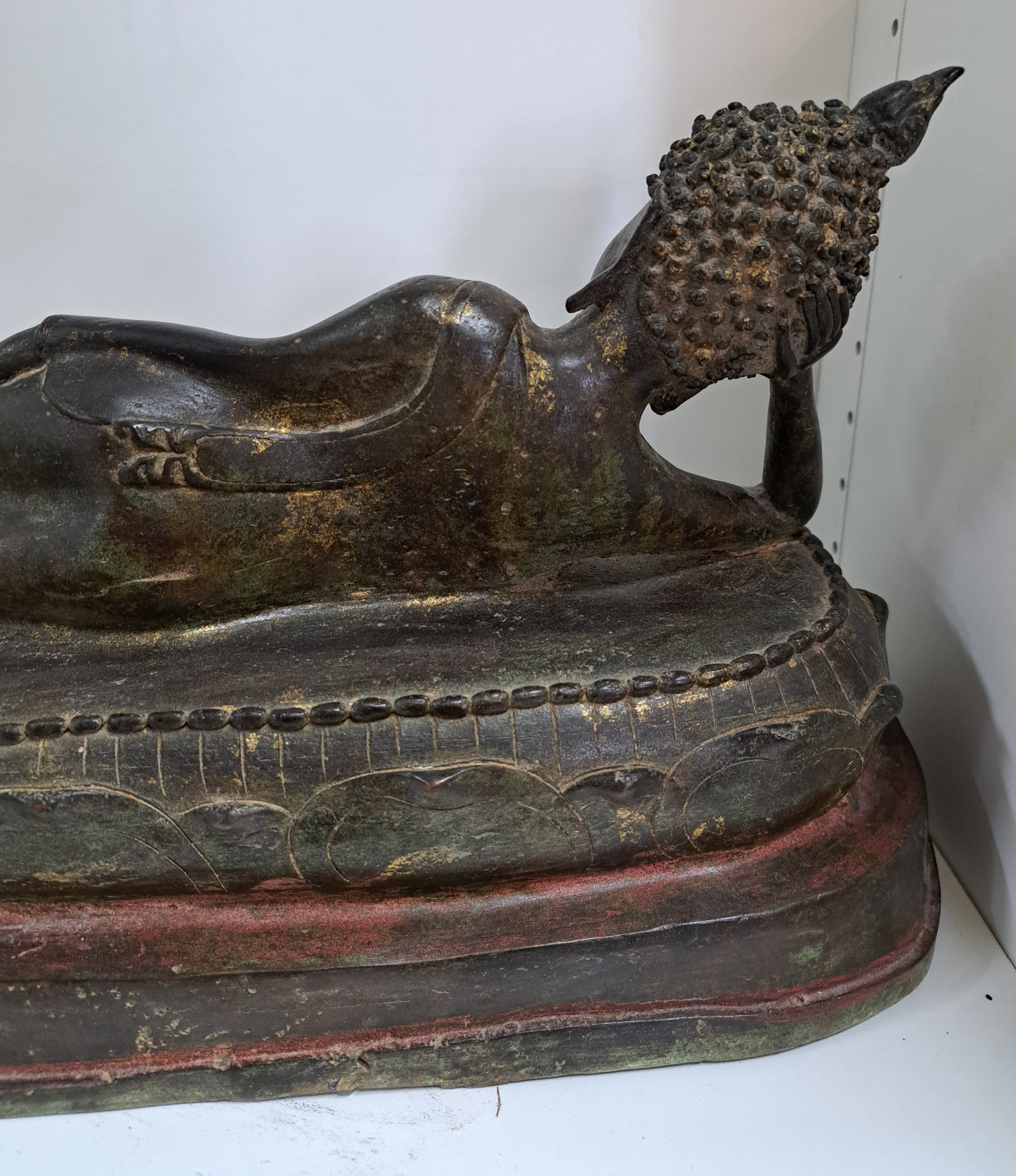 Detail e: Liegender Buddha, Burma/Thailand, 19. Jh., Bronze, feiner Guß, Reste von Vergoldung, ca. 24.5 x 52 x 18 cm