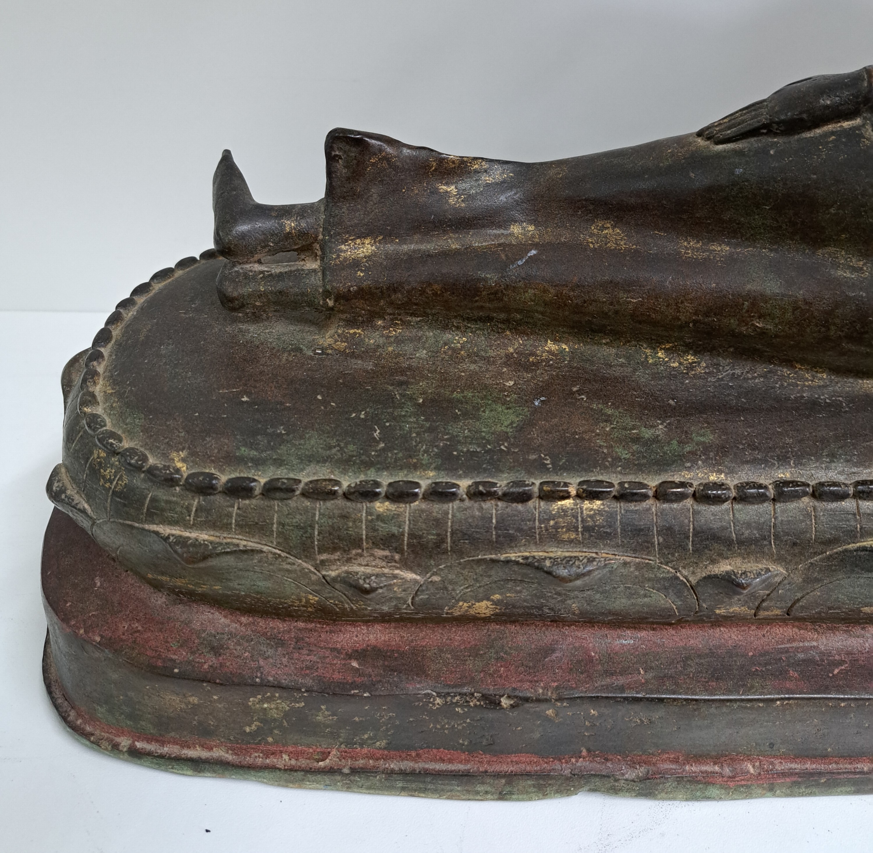 Detail f: Liegender Buddha, Burma/Thailand, 19. Jh., Bronze, feiner Guß, Reste von Vergoldung, ca. 24.5 x 52 x 18 cm
