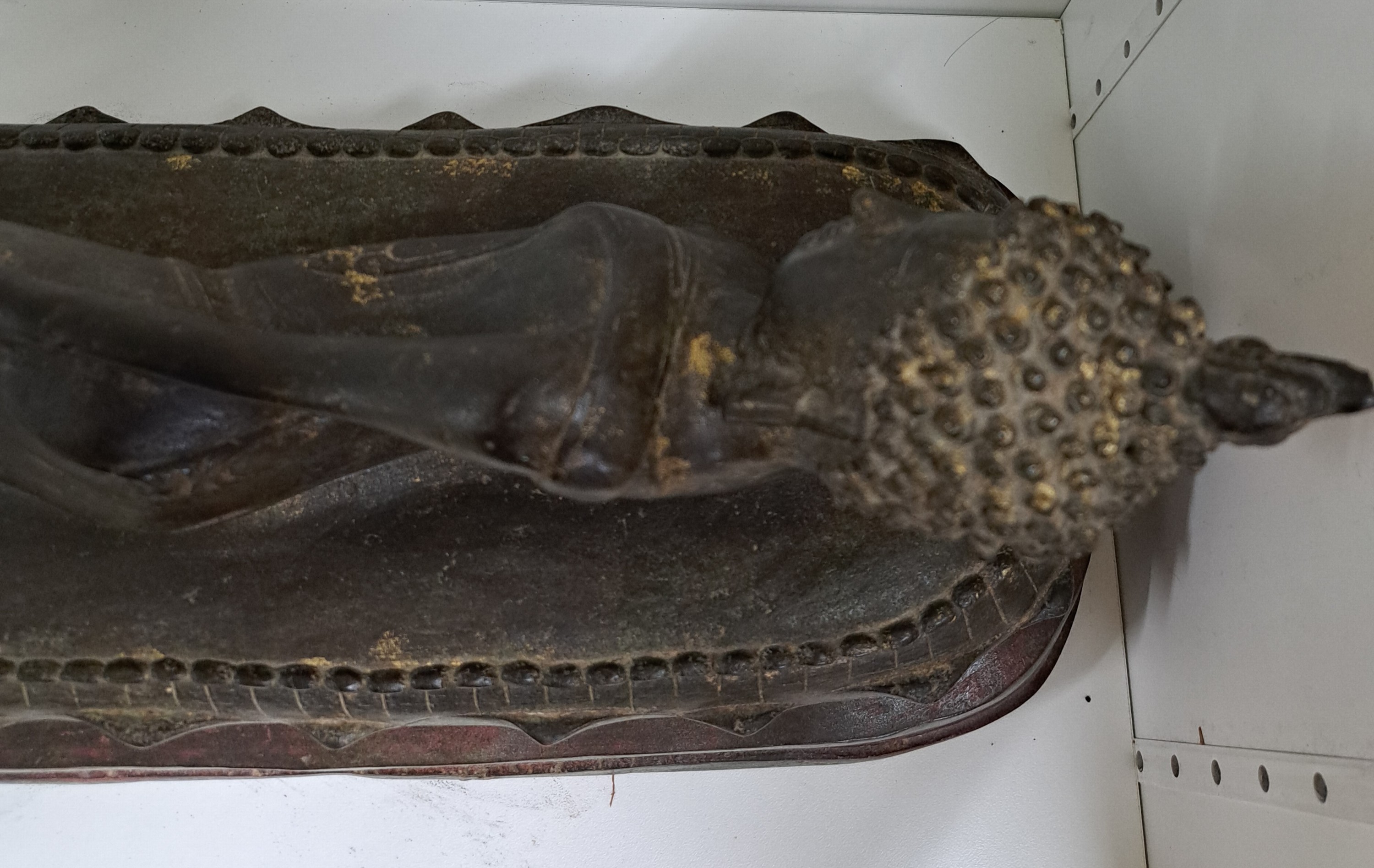 Detail g: Liegender Buddha, Burma/Thailand, 19. Jh., Bronze, feiner Guß, Reste von Vergoldung, ca. 24.5 x 52 x 18 cm