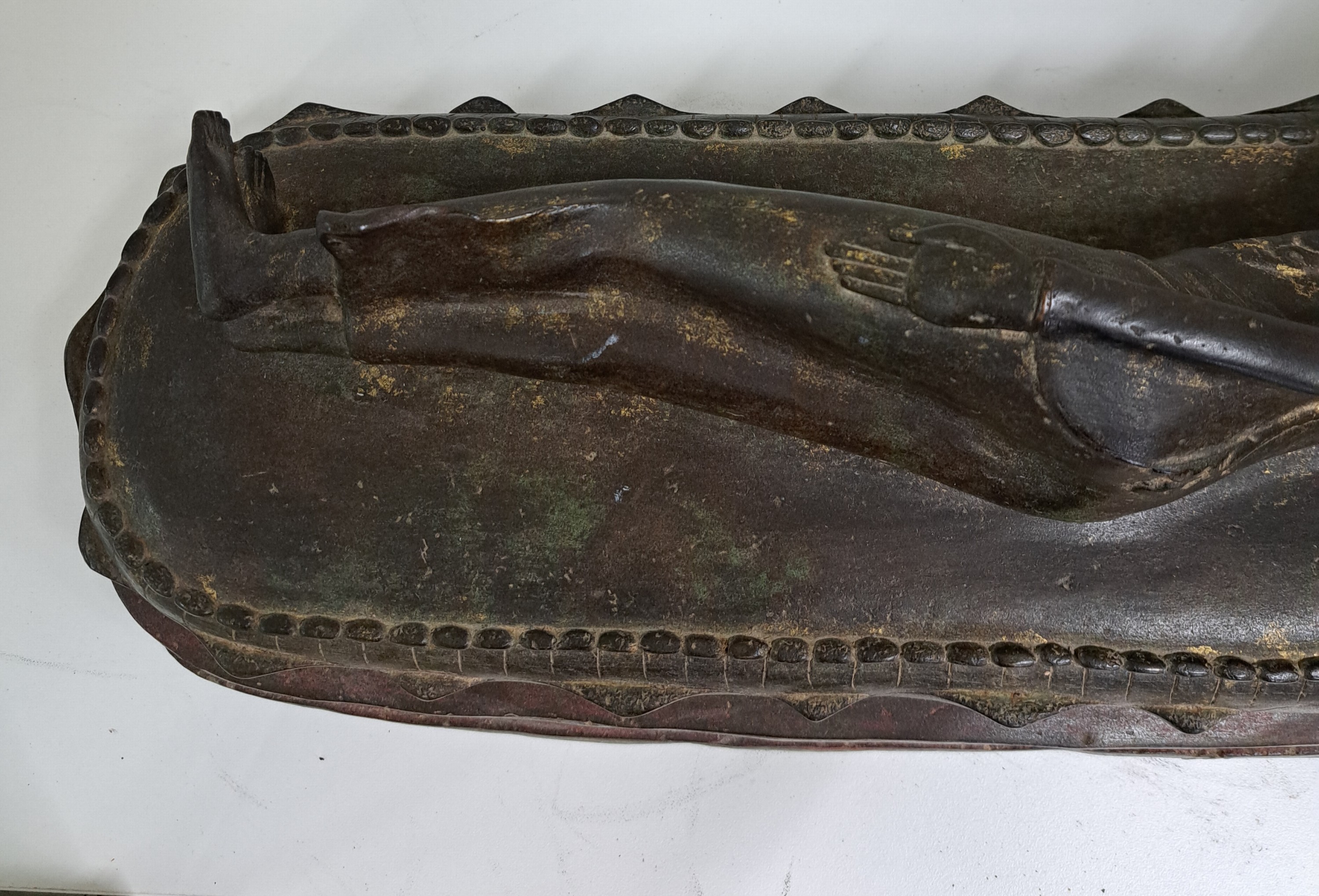 Detail h: Liegender Buddha, Burma/Thailand, 19. Jh., Bronze, feiner Guß, Reste von Vergoldung, ca. 24.5 x 52 x 18 cm