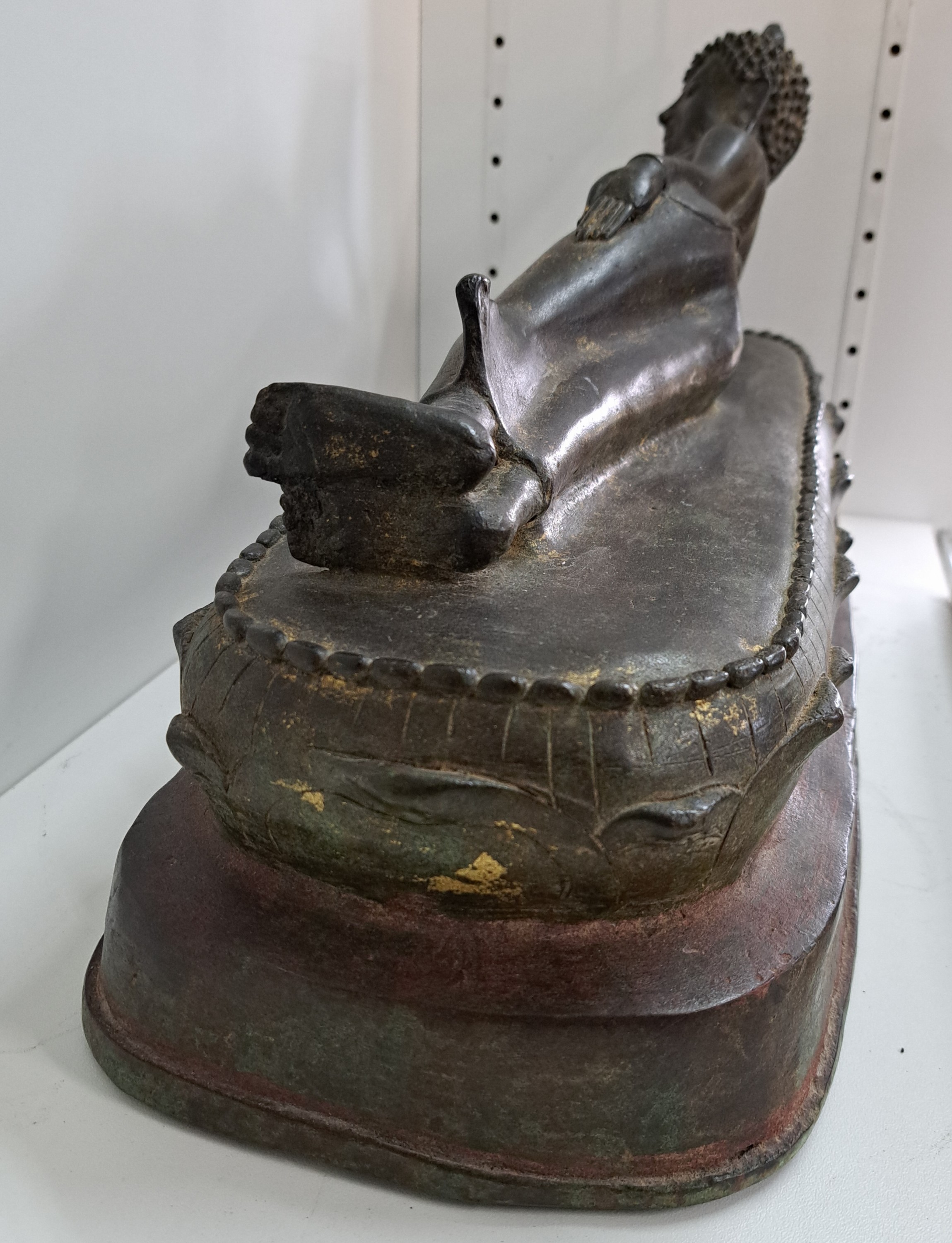 Detail i: Liegender Buddha, Burma/Thailand, 19. Jh., Bronze, feiner Guß, Reste von Vergoldung, ca. 24.5 x 52 x 18 cm