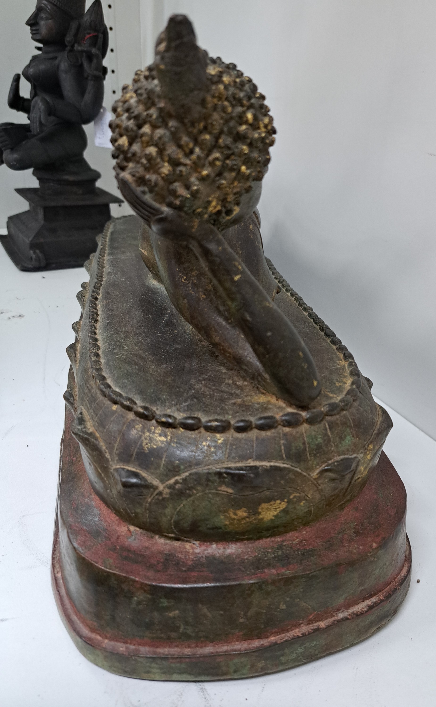 Detail j: Liegender Buddha, Burma/Thailand, 19. Jh., Bronze, feiner Guß, Reste von Vergoldung, ca. 24.5 x 52 x 18 cm