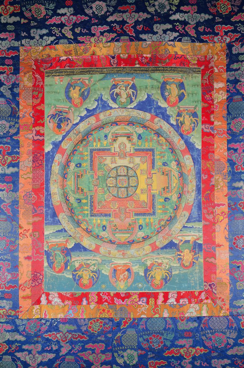 Mandala-Thangka, sinotibetisch, Anfang 20.Jh. , Stoff, Bildfläche 48x66 cm, Seidenstoffrahmung 130x85 cm, rückseitig signiert und Stempel ...