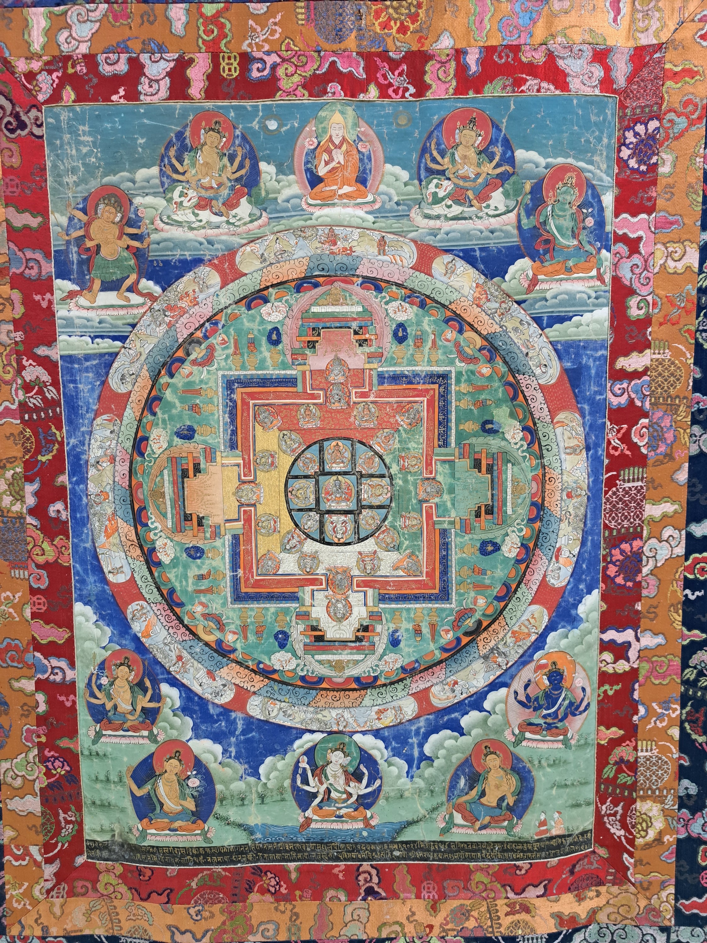 Detail a: Mandala-Thangka, sinotibetisch, Anfang 20.Jh. , Stoff, Bildfläche 48x66 cm, Seidenstoffrahmung 130x85 cm, rückseitig signiert und Stempel ...