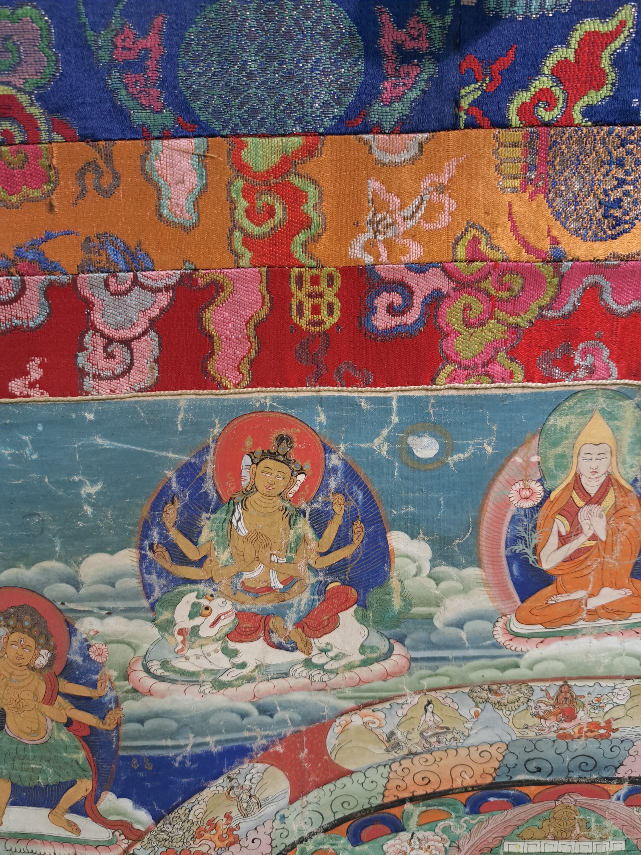 Detail b: Mandala-Thangka, sinotibetisch, Anfang 20.Jh. , Stoff, Bildfläche 48x66 cm, Seidenstoffrahmung 130x85 cm, rückseitig signiert und Stempel ...