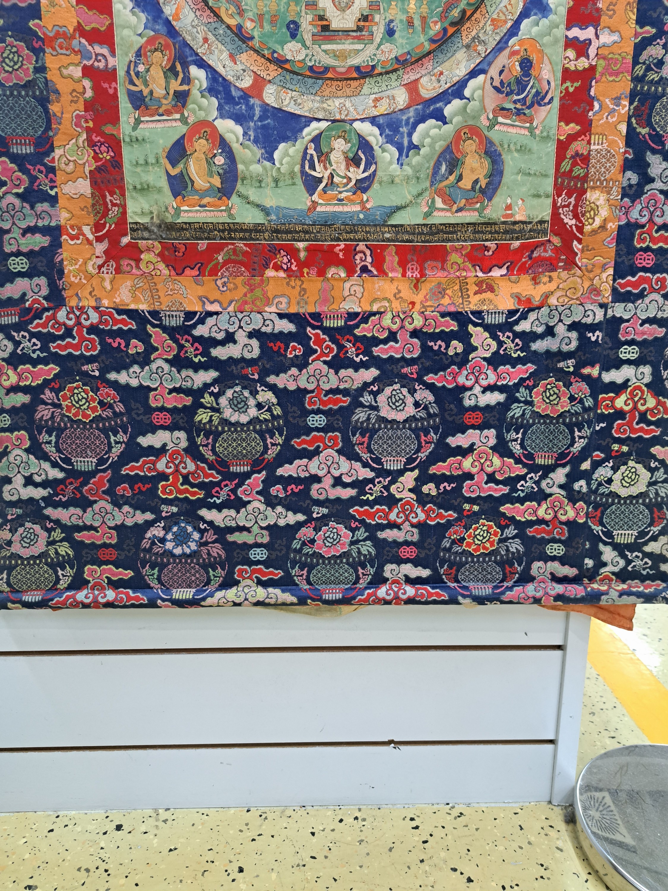 Detail c: Mandala-Thangka, sinotibetisch, Anfang 20.Jh. , Stoff, Bildfläche 48x66 cm, Seidenstoffrahmung 130x85 cm, rückseitig signiert und Stempel ...