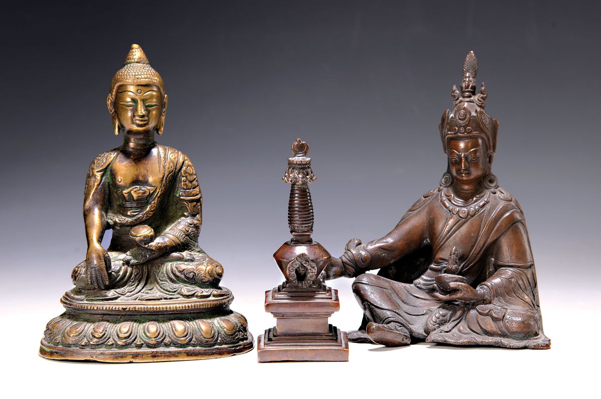 2 Buddhas und eine Stupa, Thailand, 20.Jh., Bronze patiniert, Alterssp., H. 12-16 cm