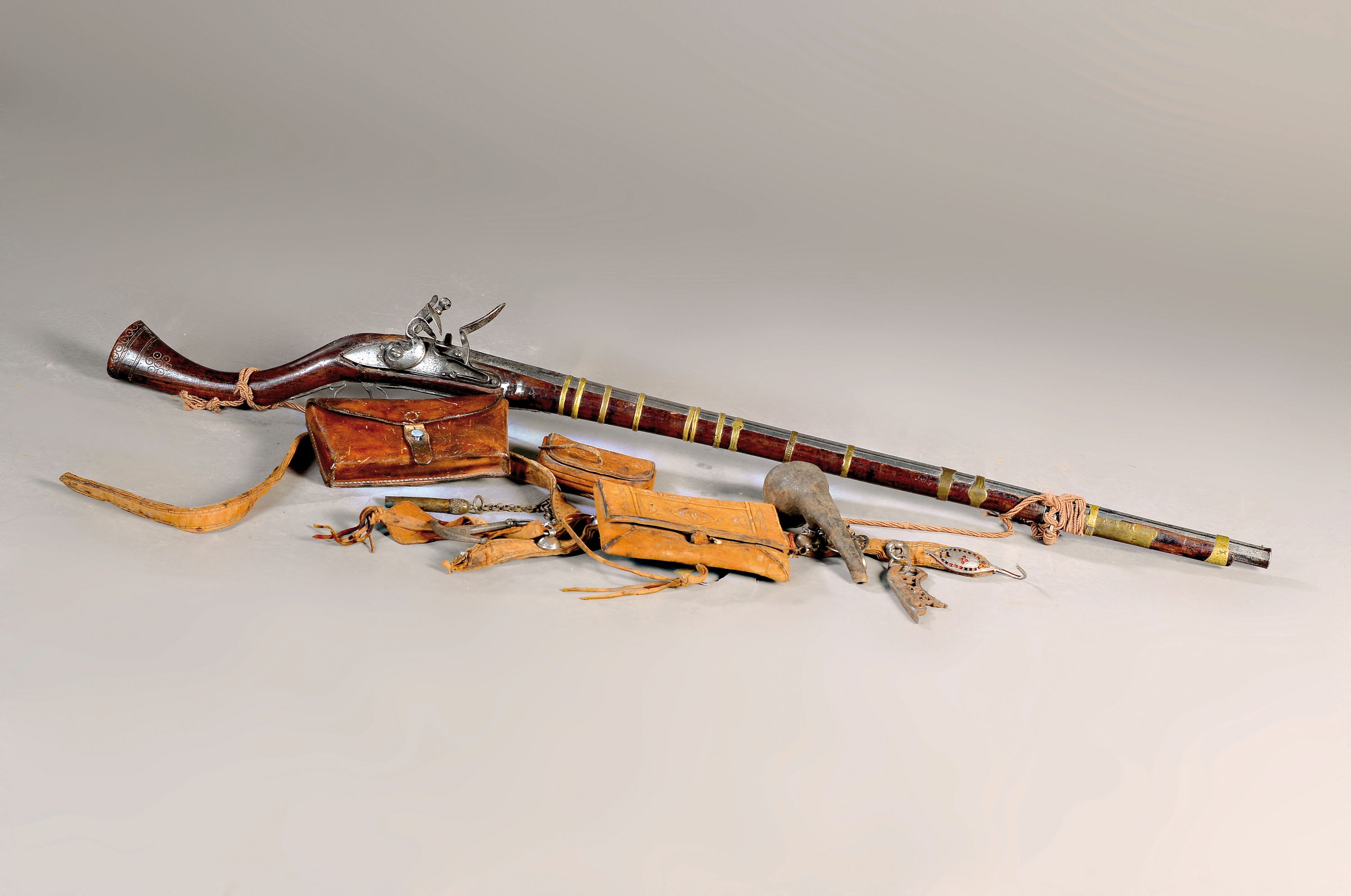 Steinschlossgewehr Jezail, Afghanistan, 19.Jh., Holzschaft Eisenlauf, Messingschließen, auf Schloß bez. Wappenmonogramm EGI 1802, Schlossschraube ...