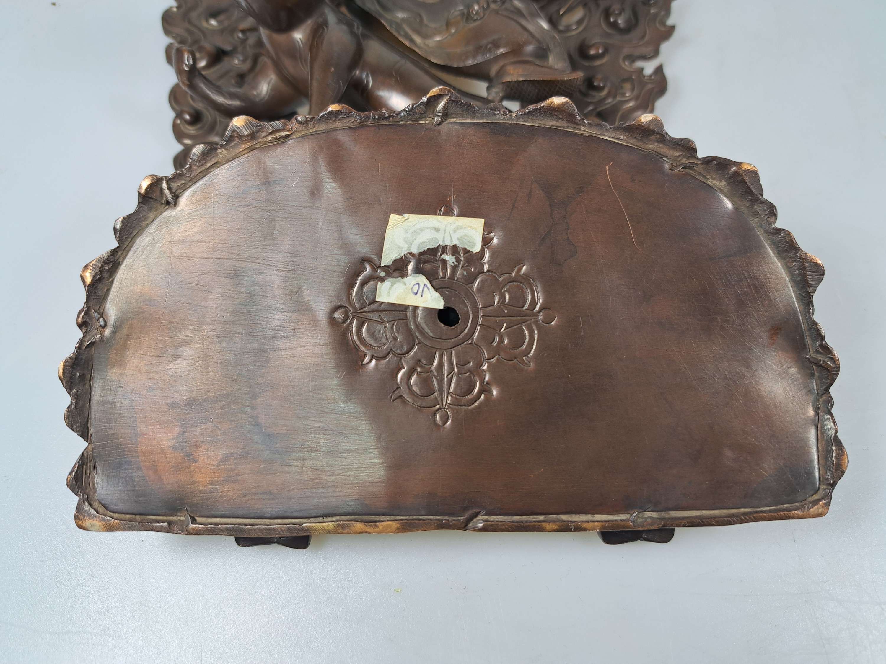 Detail e: Bronzeskulptur eines der acht Dharmapalas, Tibet/Nepal, 20.Jh., Bronze patiniert, Schutzgottheit auf einem Leoparden reitend, zuFüßen zwei ...