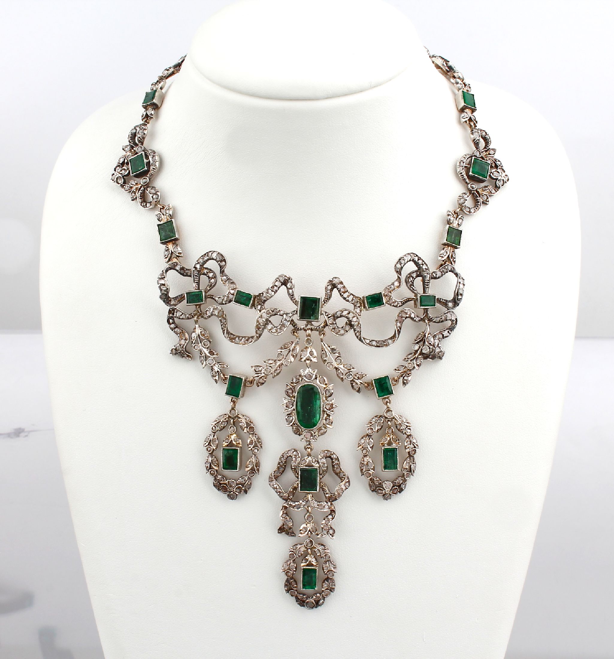 Diamant-Smaragd-Verwandlungscollier, Silbergepr., rückseitig verg., wohl Portugal, nach älterem Vorbild, 2 abnehmbare Mittelteile, 2 ...