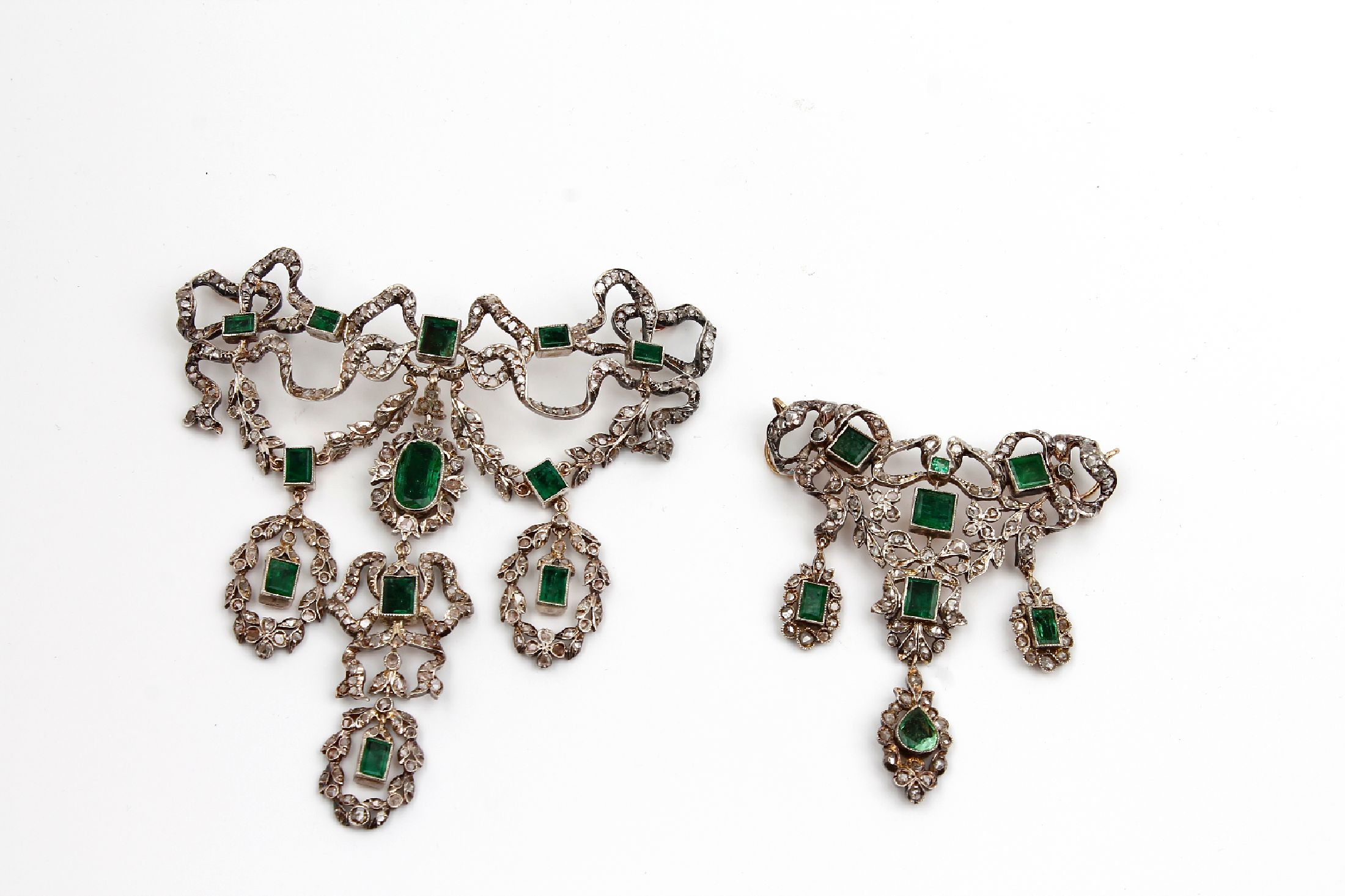 Detail b: Diamant-Smaragd-Verwandlungscollier, Silbergepr., rückseitig verg., wohl Portugal, nach älterem Vorbild, 2 abnehmbare Mittelteile, 2 ...