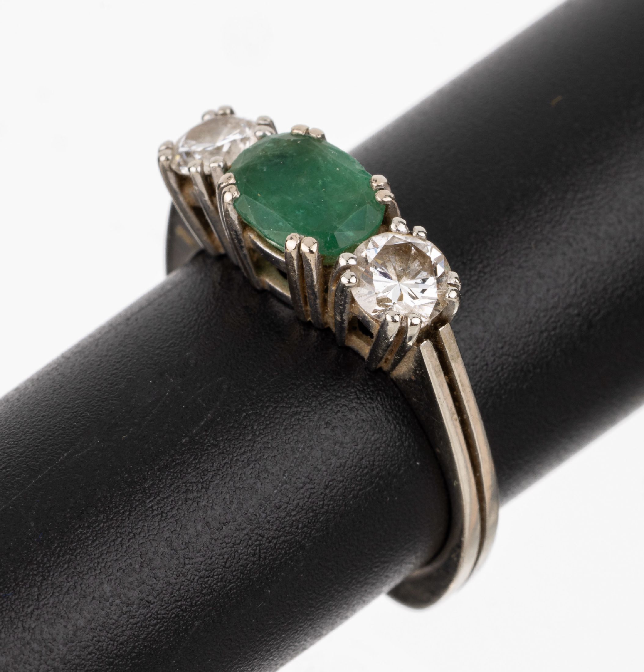 18 kt Gold Smaragd-Brillant-Ring, WG 750/000, ovalfacett. Smaragd ca. 1.00 ct Kerben, 2 Brillanten zus. ca. 0.80 ct Weiß/si, ca. 5.4 g, RW 55