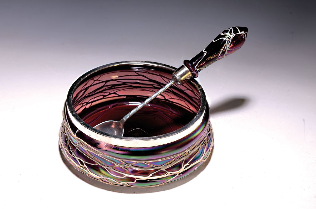 Schale mit Vorlegegabel, Österreich, wohl Rindskopf, um 1900, violettes Glas mehrfach lüstriert mit aufgelegtem Netz, so auch Griff der Gabel, ...