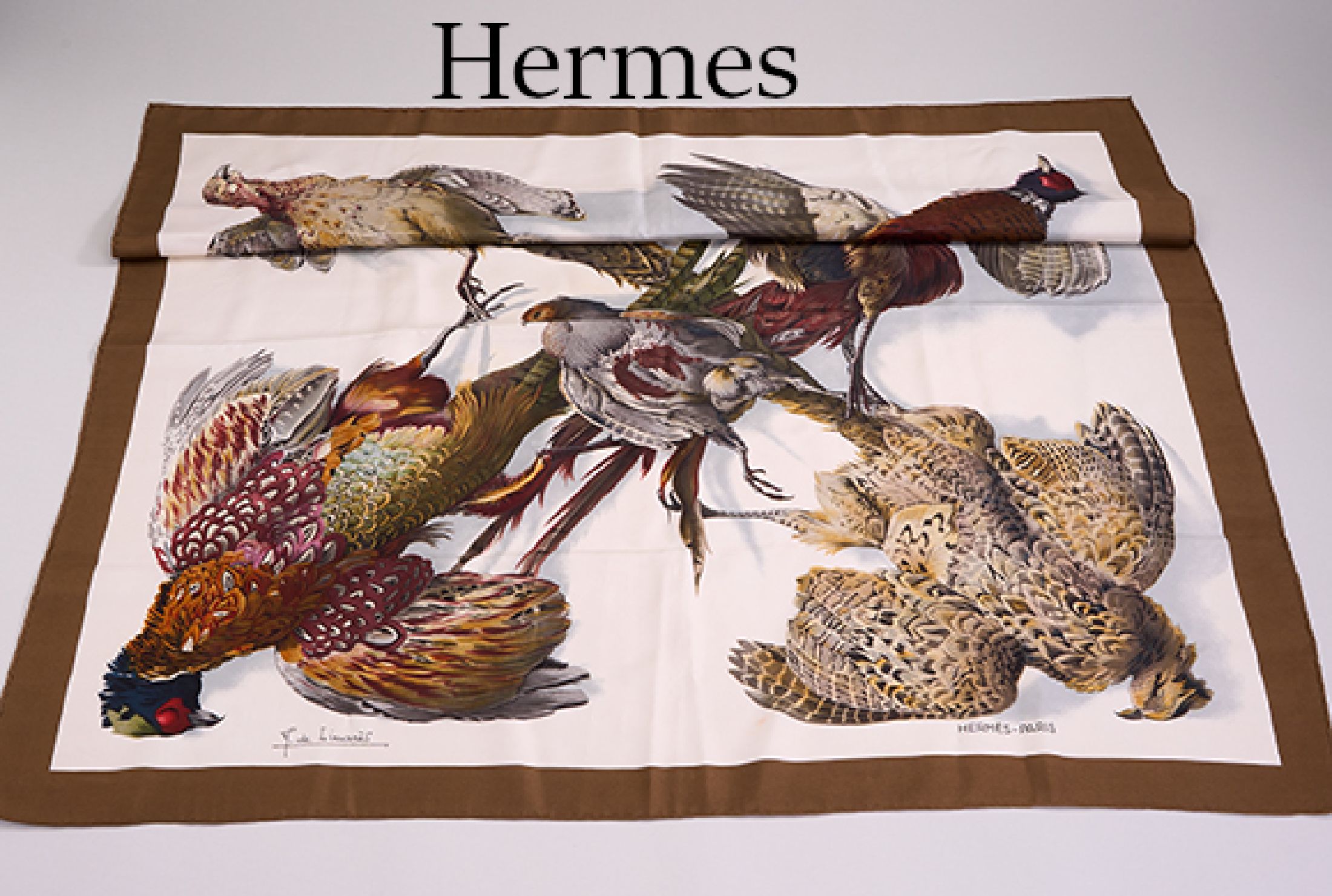 HERMES Paris, Seidentuch/Seiden Carree, Belle Chasse Entwurf Henri de Linarès, creme- weißgrundig, braune Bordüre, Fasane und Raubvögel, Rand ...
