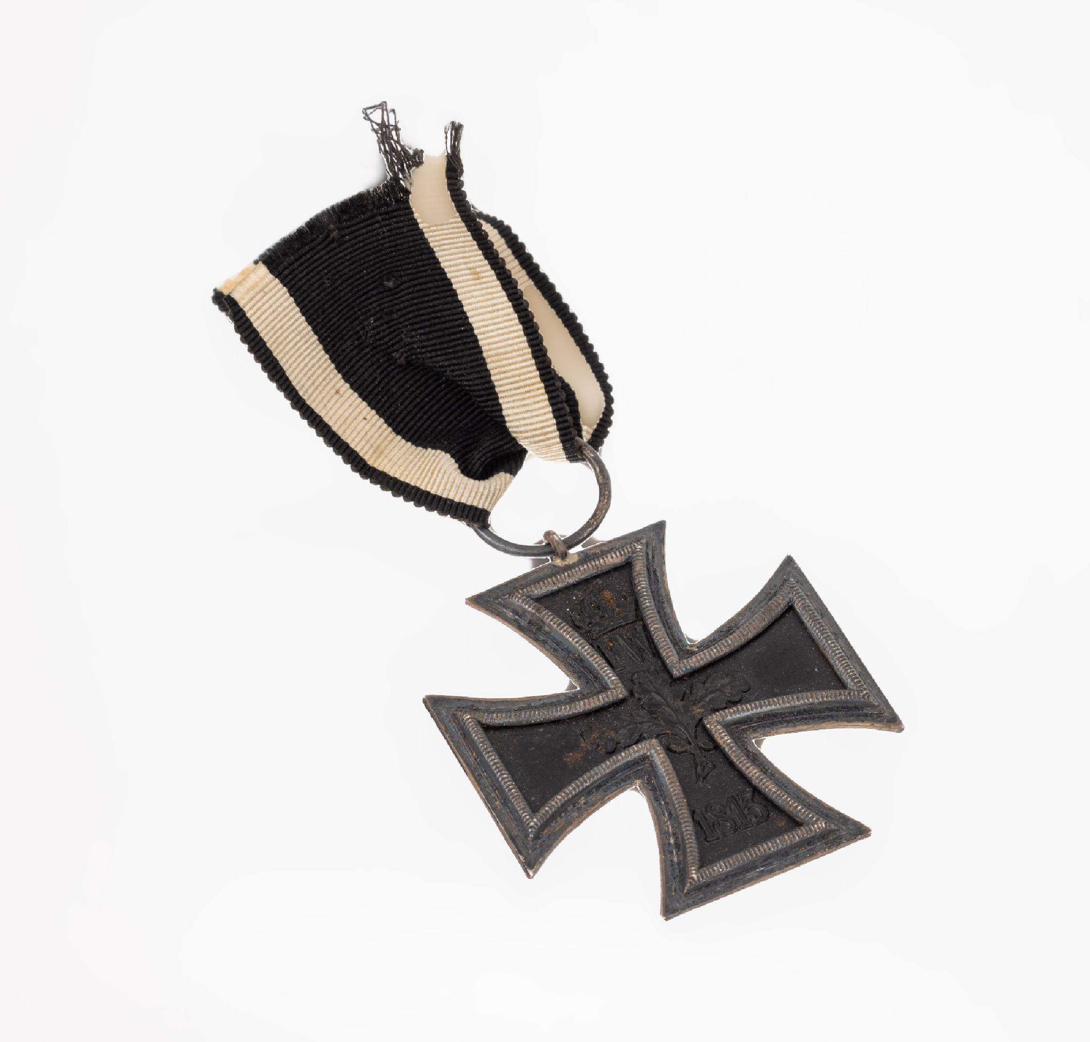 Eisernes Kreuz, 2. Klasse, Silber und Eisen, gestiftet 1813, Eichenlaub, orig. Band, schwarz weiß (besch.), ca. 4.4 x 4.4 cm, Gebr.-Spuren