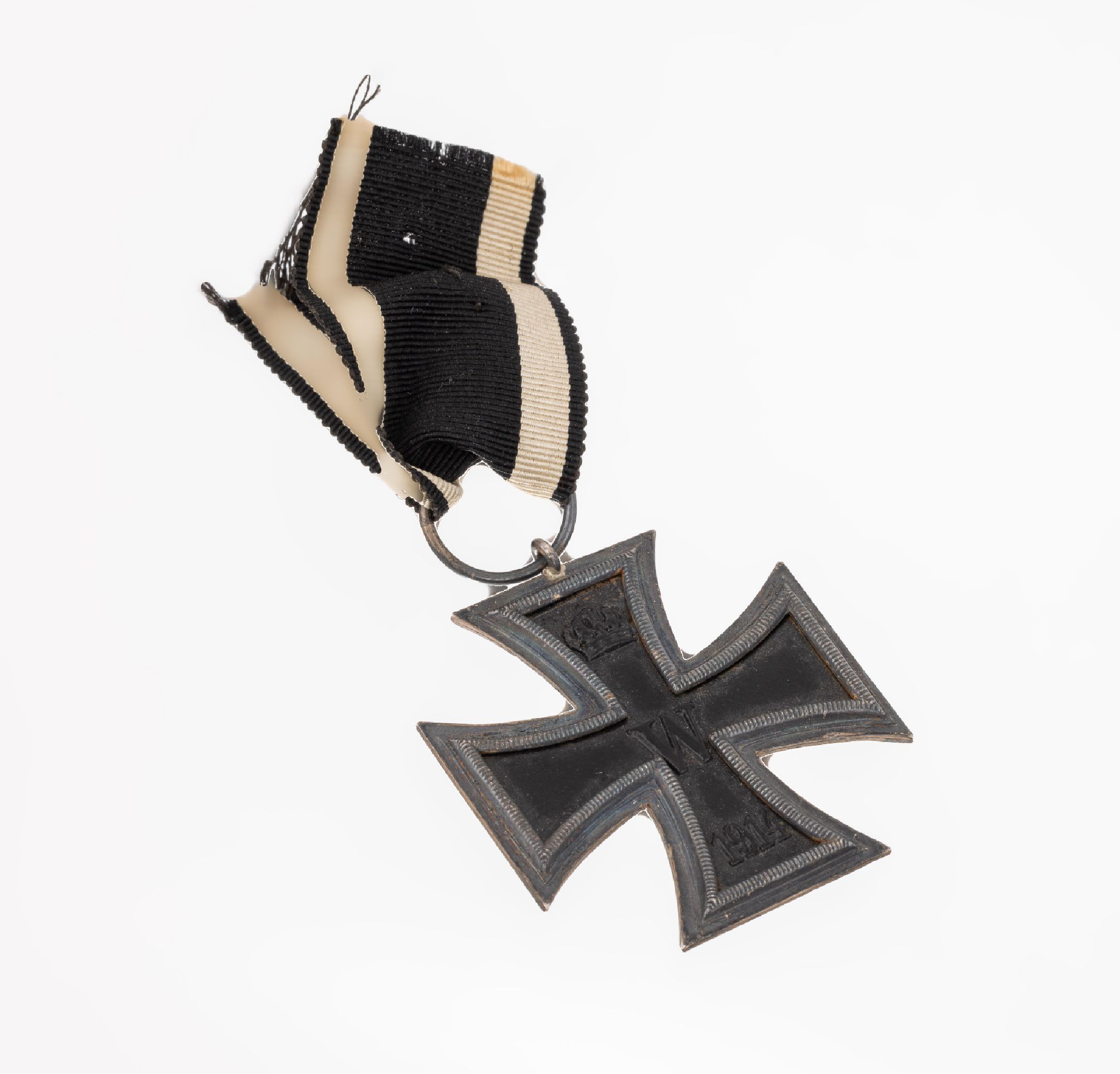 Detail a: Eisernes Kreuz, 2. Klasse, Silber und Eisen, gestiftet 1813, Eichenlaub, orig. Band, schwarz weiß (besch.), ca. 4.4 x 4.4 cm, Gebr.-Spuren
