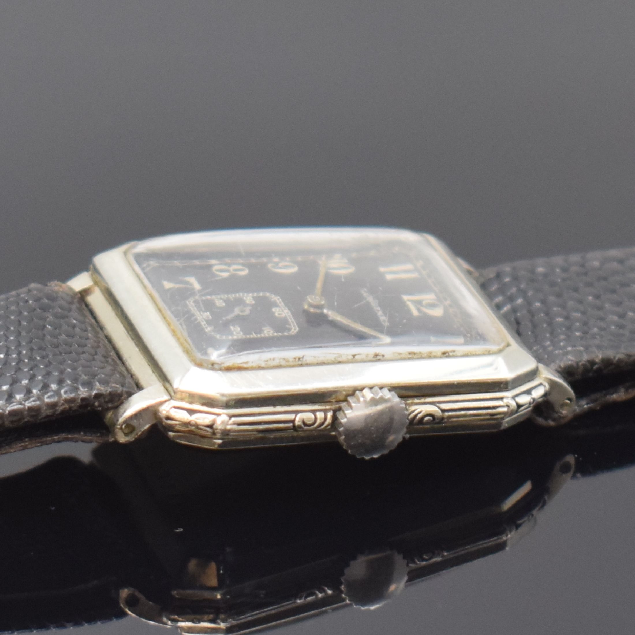Detail b: LONGINES vergoldete Armbanduhr, Schweiz/USA um 1929, Handaufzug, Geh. teils grav., Boden aufgedr., schwarzes Zifferbl. m. arab. Zahlen, silb. Zeiger, ...