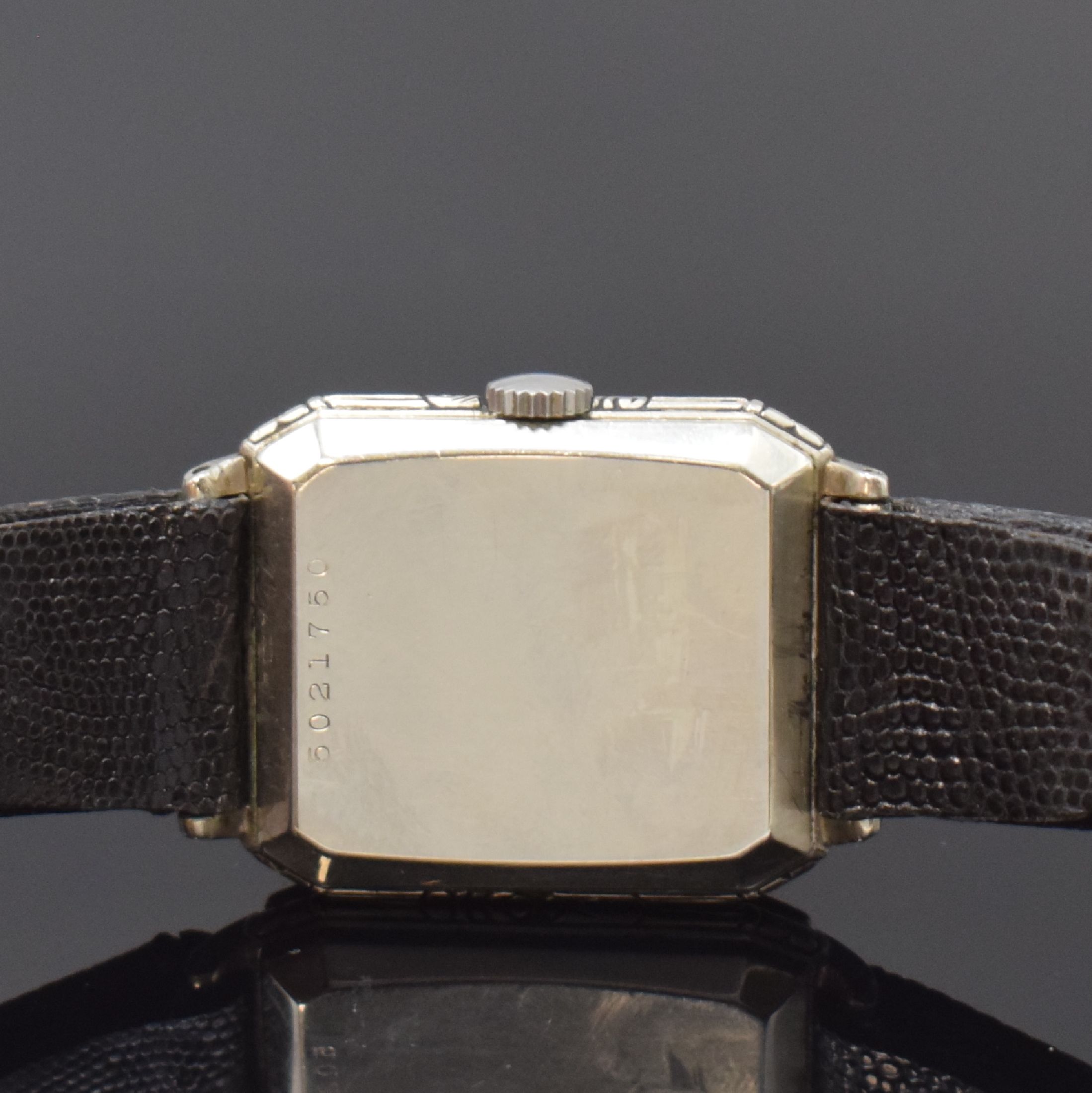 Detail c: LONGINES vergoldete Armbanduhr, Schweiz/USA um 1929, Handaufzug, Geh. teils grav., Boden aufgedr., schwarzes Zifferbl. m. arab. Zahlen, silb. Zeiger, ...