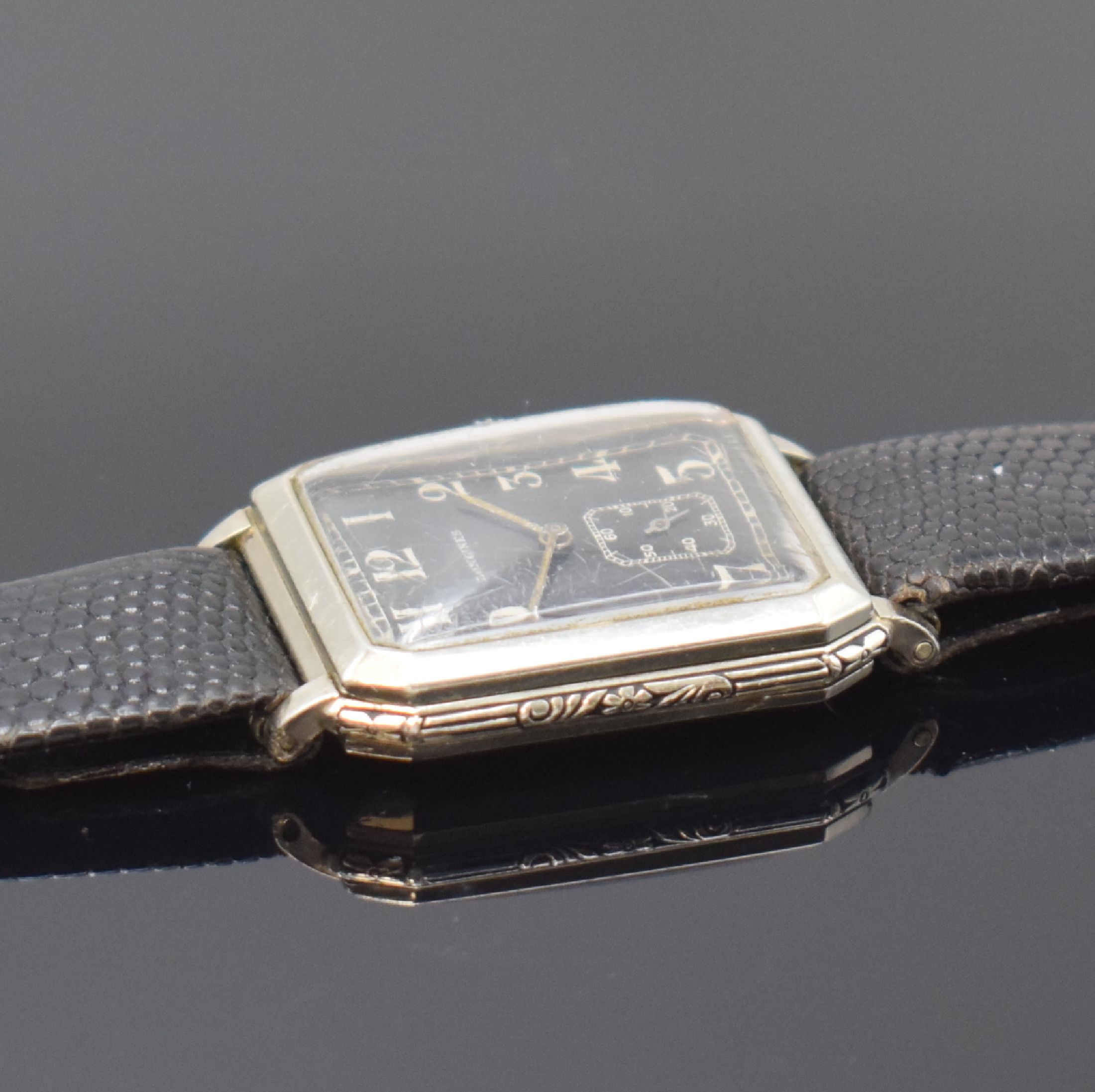 Detail d: LONGINES vergoldete Armbanduhr, Schweiz/USA um 1929, Handaufzug, Geh. teils grav., Boden aufgedr., schwarzes Zifferbl. m. arab. Zahlen, silb. Zeiger, ...