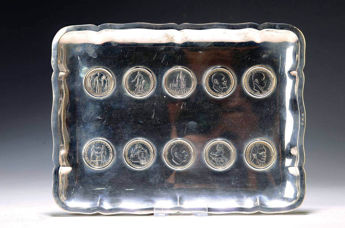 Münztablett, Silber, Österreich, versch. 25 Schilling-Münzen, von, 1920 - 1964, 800er Silber, leicht geschweifter Rand, ca. 460 g, ca. 20 x 25.5 cm