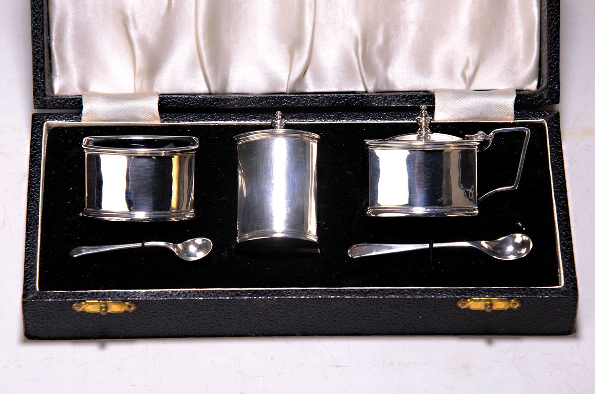 Fünfteiliges silbernes Gewürzset/, Menagerie, England, Sterlingsilber, Saliere mit blauem Glaseinsatz, Streuer, Senfgefäß mit blauem Glaseisatz, ...