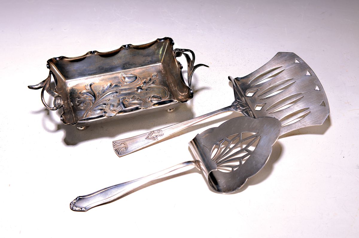 4 Teile Jugendstil, Silber/Metall, um 1900, 3 Teile WMF versilbert:, zwei Vorlegeteile undein Schälchen, eine silberne Geldbörse mit Leder innen; ...