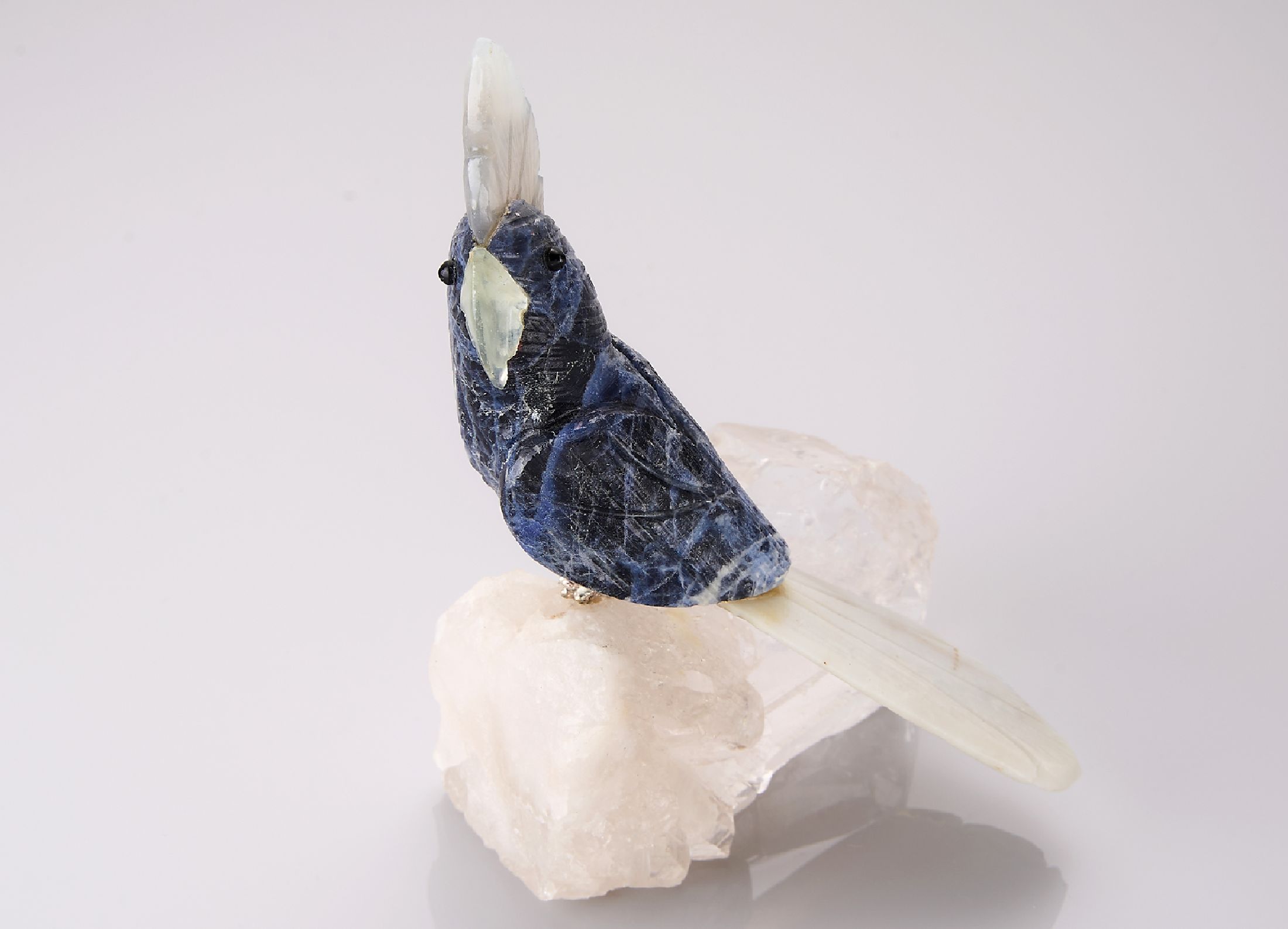 Sodalith-Bergkristall-Achat-Skulptur, "Papagei", aus Sodalith geschnitten, geschliffen, grav. und pol., Schwanzfeder aus gefärbten Achat, ...