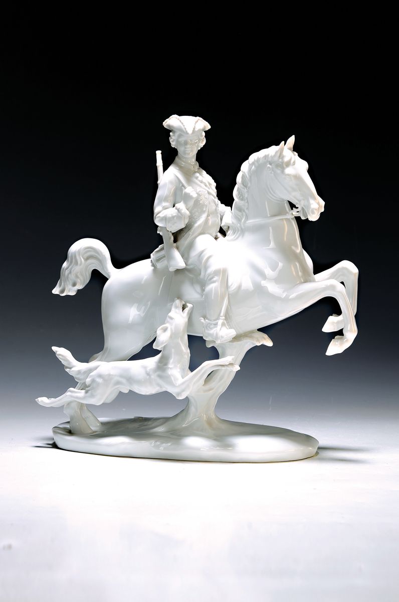 Große Porzellanfigur, Rosenthal, Selb- Plössberg, Jäger mit Jagdhund zu Pferd, weiß, eine Pferdeohrspitze min. best., vorhanden, H. ca. 31cm