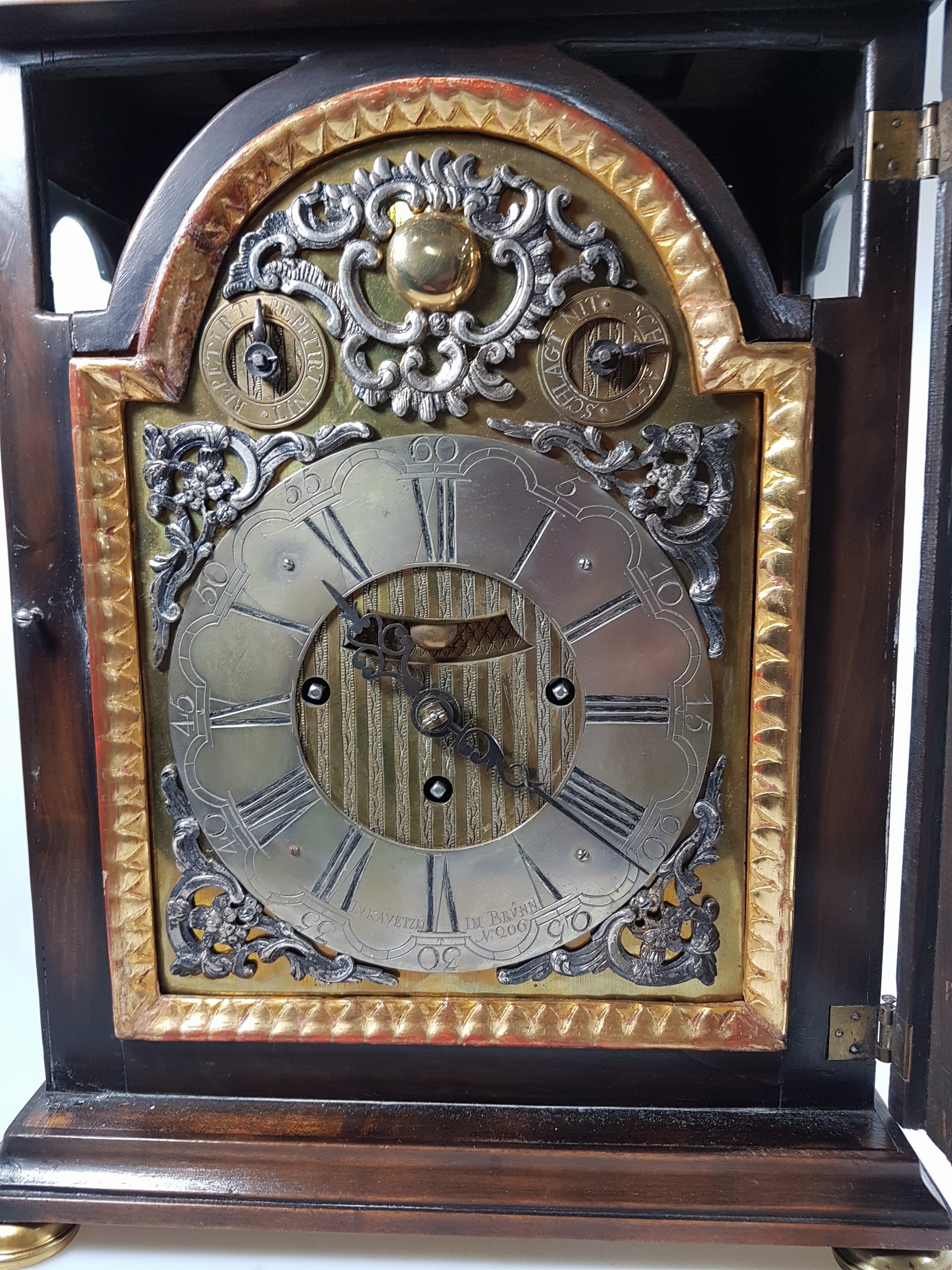 Detail a: Barockuhr (Stutzuhr), (Johannes) Lukavetzki Brünn, mit Wiener Schlag, Mitte 18. Jh., elegantes poliertes Nußbaumgehäuse, allseitig verglast, ...
