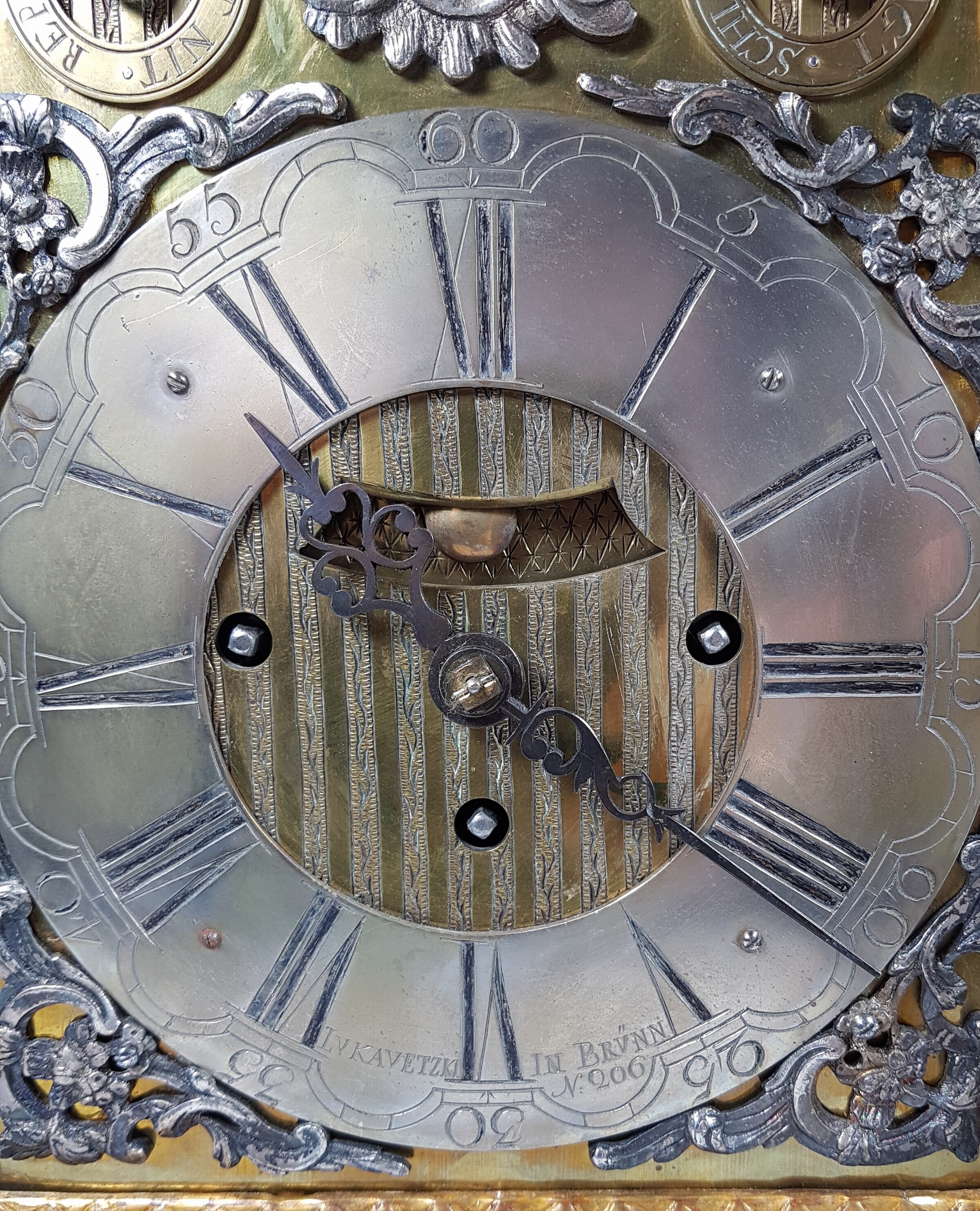 Detail b: Barockuhr (Stutzuhr), (Johannes) Lukavetzki Brünn, mit Wiener Schlag, Mitte 18. Jh., elegantes poliertes Nußbaumgehäuse, allseitig verglast, ...